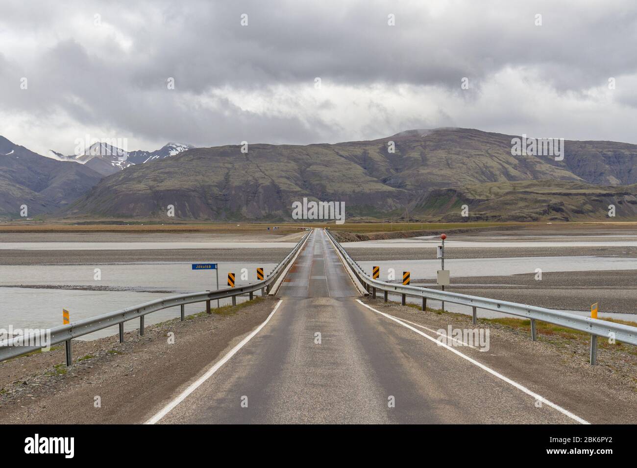 Guardando verso ovest lungo il ponte in acciaio a corsia singola sulla Route 1, sopra il fiume Jökulsá (letteralmente "fiume glaciale") nell'Islanda meridionale, Foto Stock