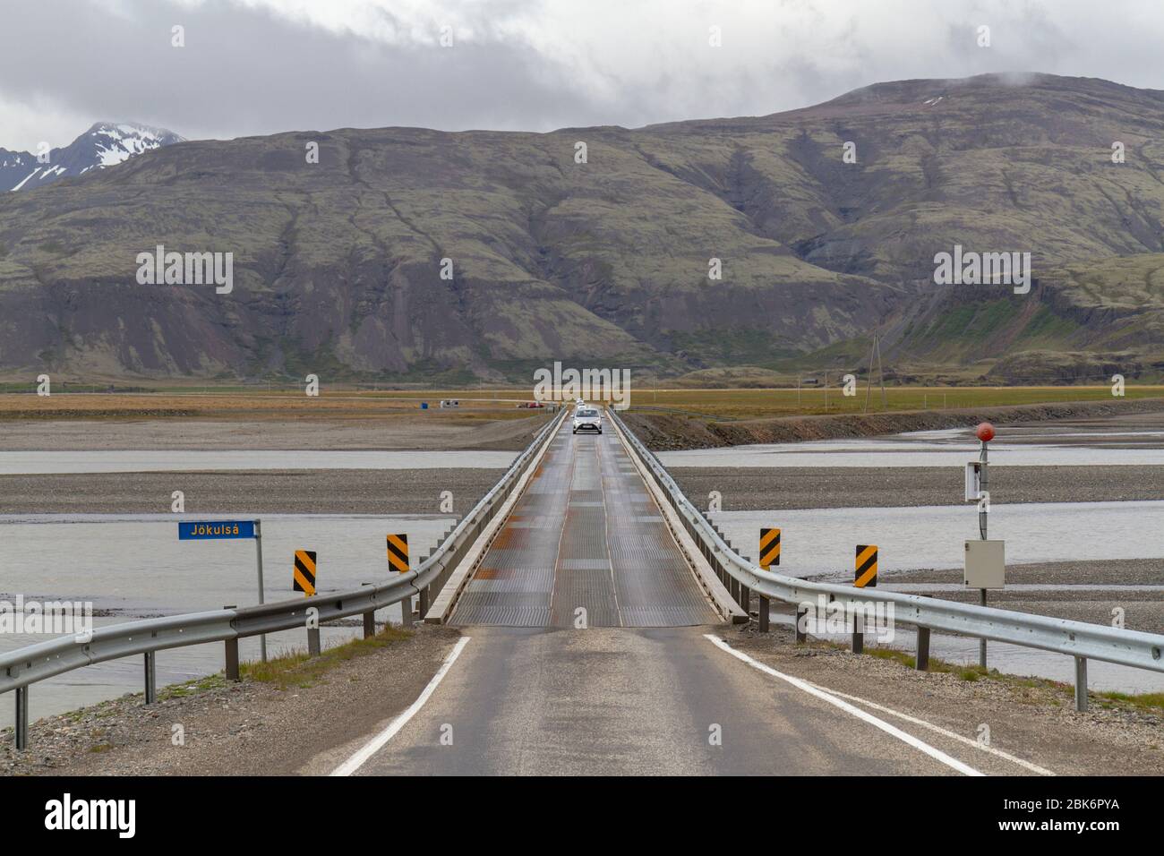 Guardando verso ovest lungo il ponte in acciaio a corsia singola sulla Route 1, sopra il fiume Jökulsá (letteralmente "fiume glaciale") nell'Islanda meridionale, Foto Stock
