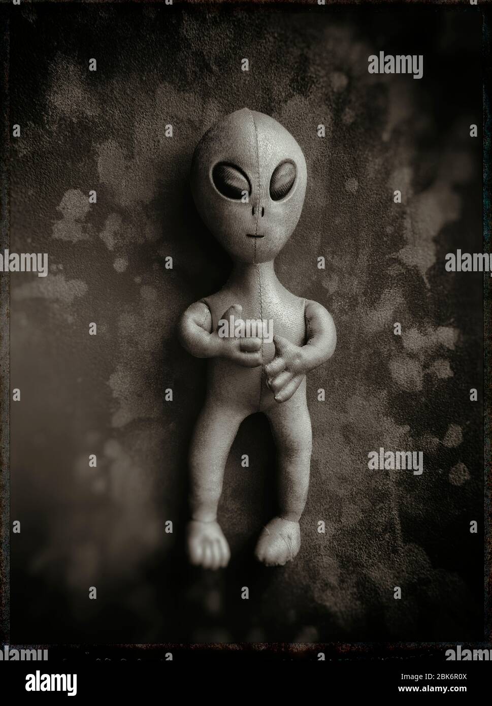 Bambola aliena giocattolo su sfondo dipinto Foto Stock