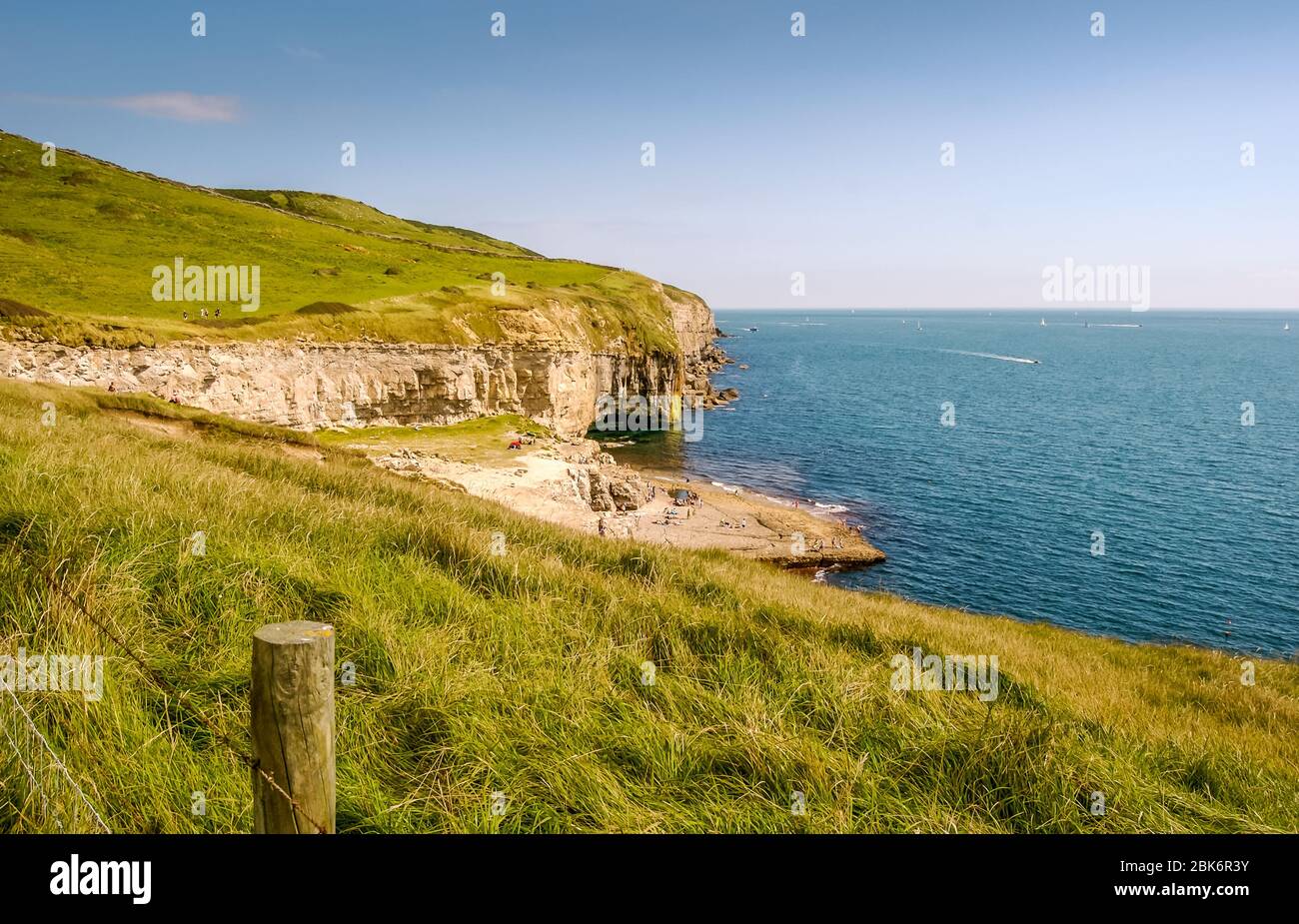 Guardando verso est lungo la costa rocciosa di Jurassic da un sentiero costiero in cima a una scogliera con la sporgenza Dancing, Langton Matravers, vicino Swanage, Dorset, UK Foto Stock