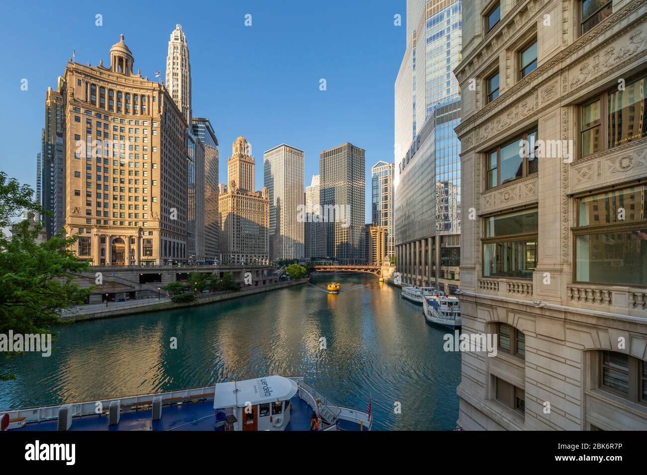 Vista mattutina dei grattacieli e dei taxi d'acqua sul fiume Chicago, Chicago, Illinois, Stati Uniti d'America, Nord America Foto Stock