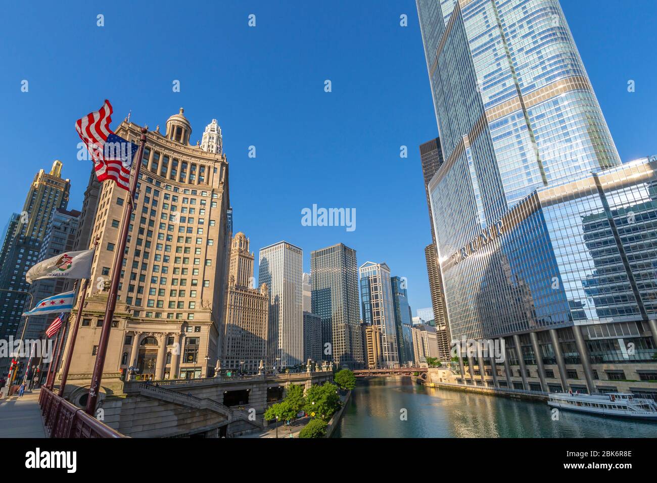 Vista del fiume Chicago di prima mattina da DuSable Bridge, Chicago, Illinois, Stati Uniti d'America, Nord America Foto Stock