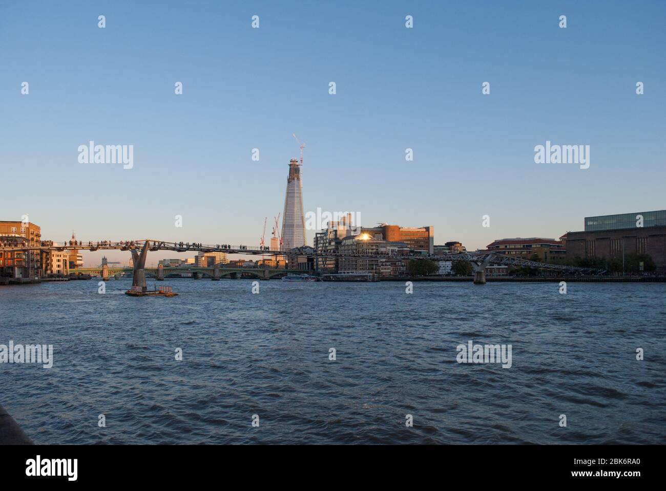 Tower Under Construction Skyscraper Glass Pannellature Crane struttura The Shard 32 London Bridge St, London SE1 Renzo piano Building Workshop Foto Stock