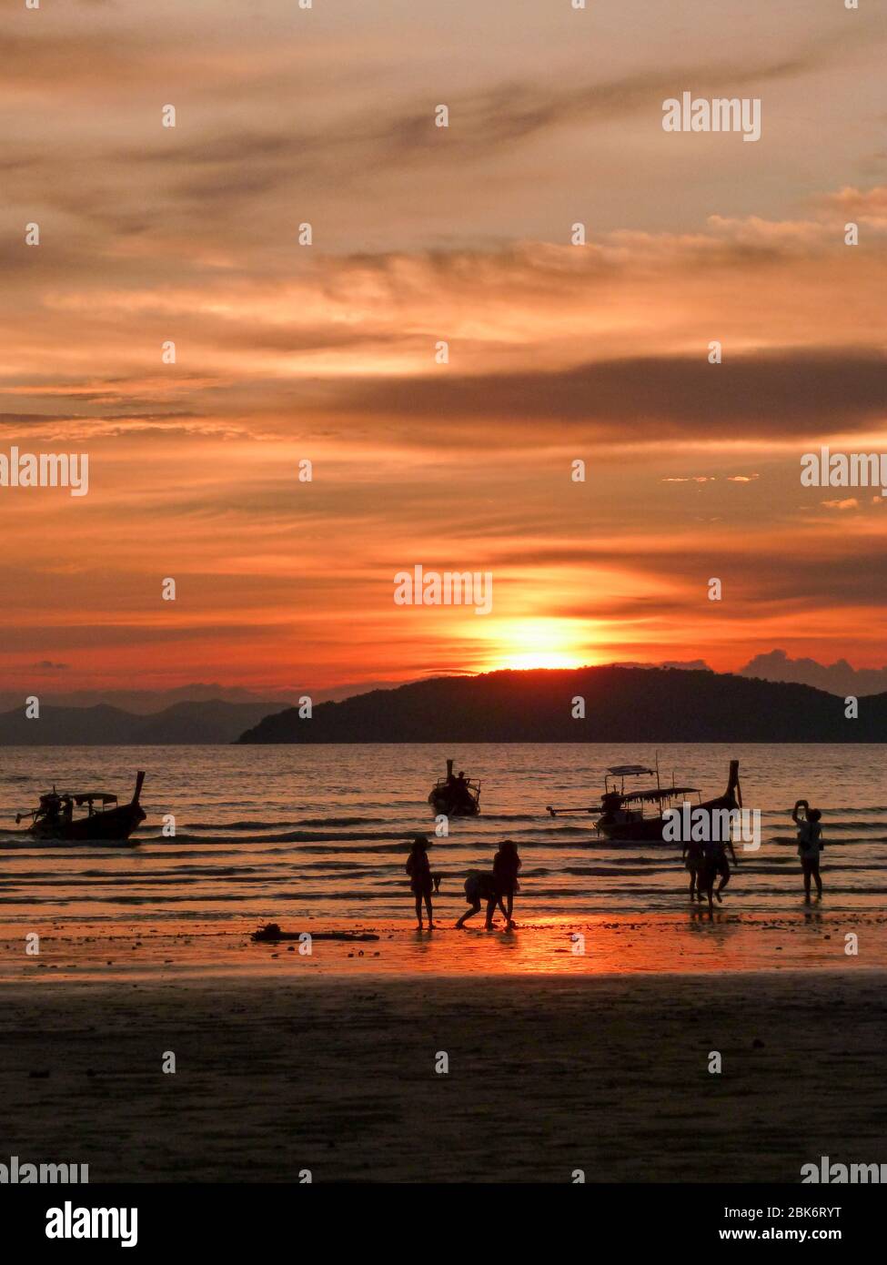 Tradizionale barca a coda lunga sulla spiaggia in Thailandia al tramonto Foto Stock