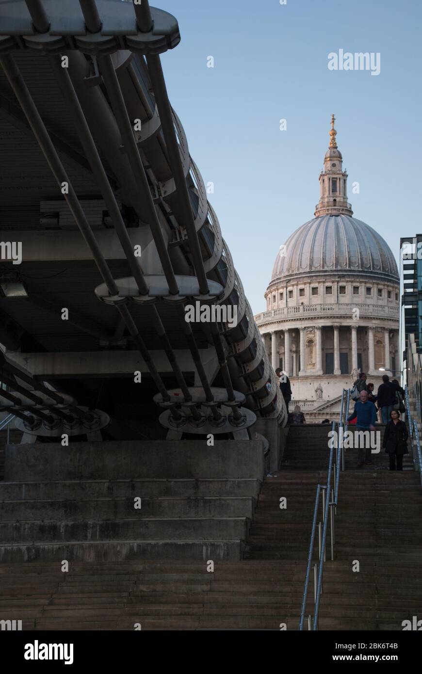 Twilight Dark Night River Thames City of London Skyline Cityscape Icons St. Pauls Cathedral Dome Millennium Bridge Norman Foster Sir Christopher Wren Foto Stock