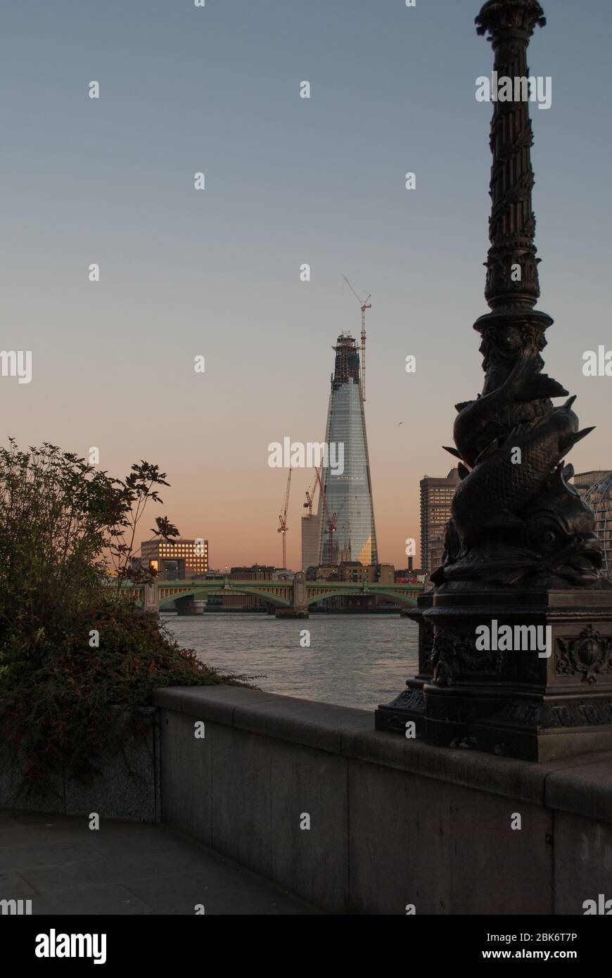 Tower Under Construction Skyscraper Glass Pannellature Crane struttura The Shard 32 London Bridge St, London SE1 Renzo piano Building Workshop Foto Stock