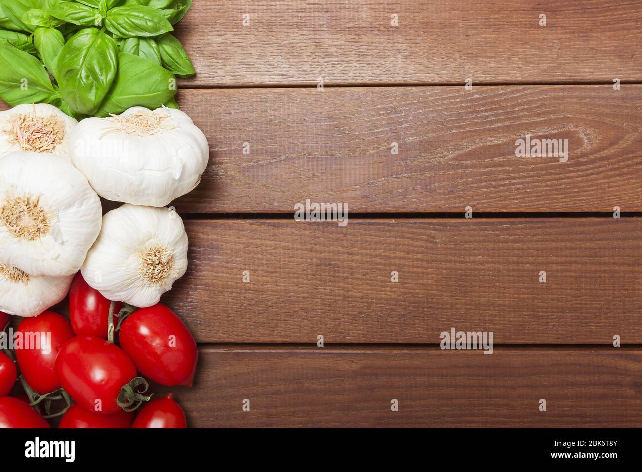 Bandiera italiana da cibo italiano ingredienti: Basilico, aglio, pomodoro. Spazio vuoto per la copia per l'iscrizione. Foto Stock