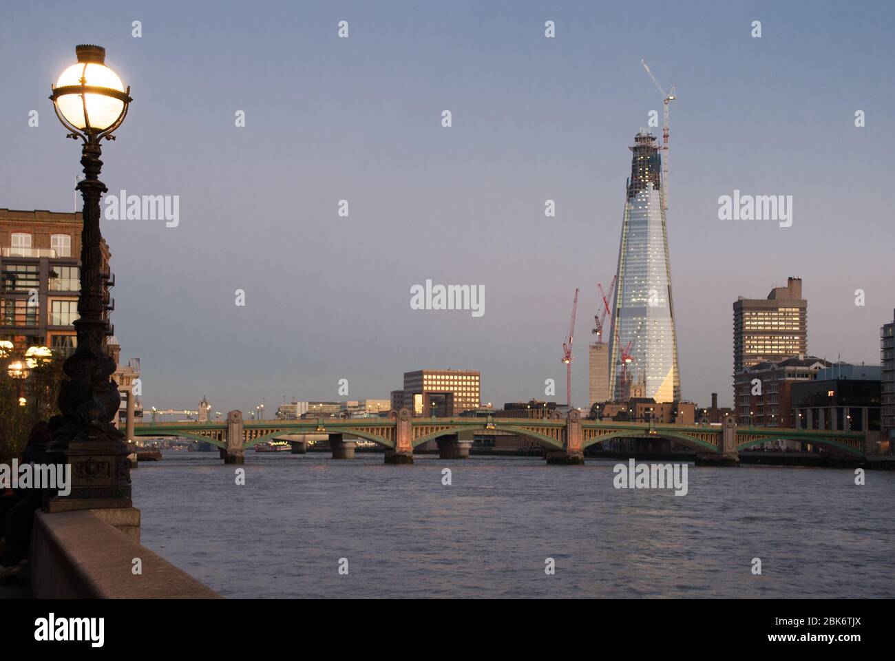 Tower Under Construction Skyscraper Glass Pannellature Crane struttura The Shard 32 London Bridge St, London SE1 Renzo piano Building Workshop Foto Stock