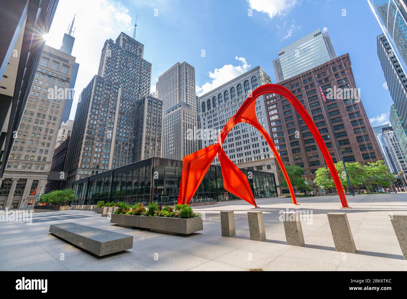 Vista del Calder's Flamingo in Federal Plaza, Chicago, Illinois, Stati Uniti d'America, Nord America Foto Stock