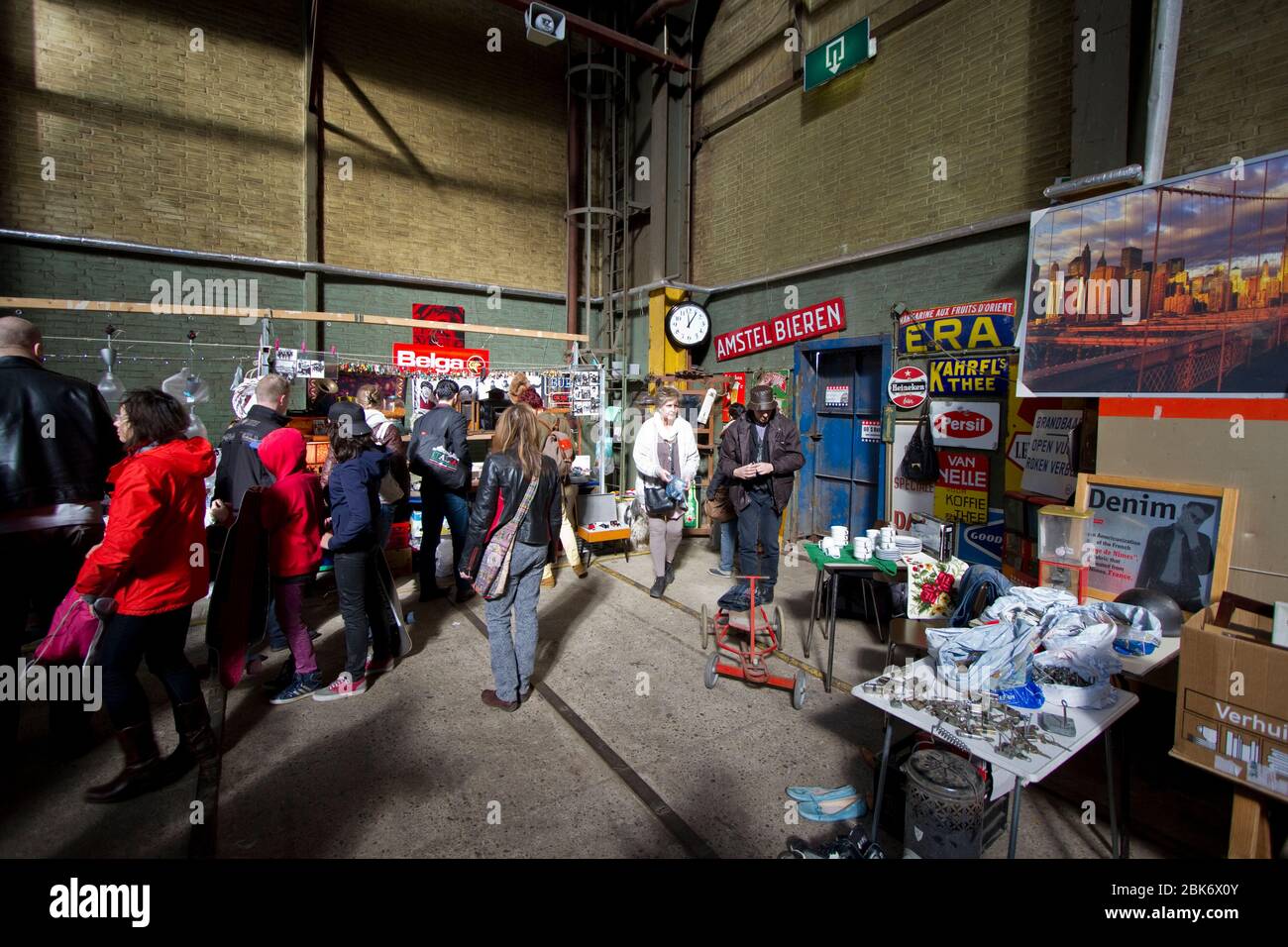 Shopping al mercato delle pulci IJ-Hallen, Amsterdam Noord, zona NDSM Foto Stock