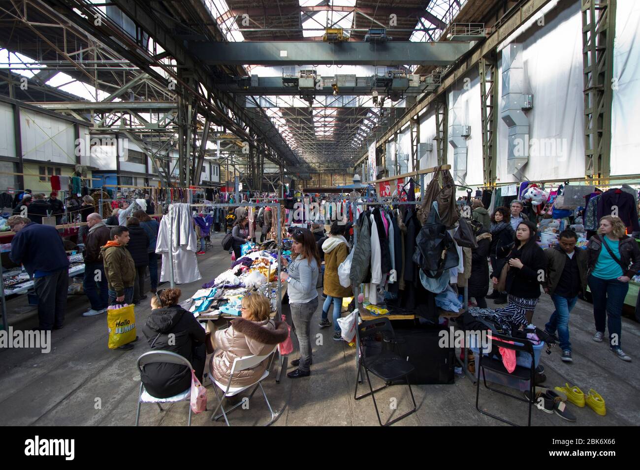Shopping al mercato delle pulci IJ-Hallen, Amsterdam Noord, zona NDSM Foto Stock