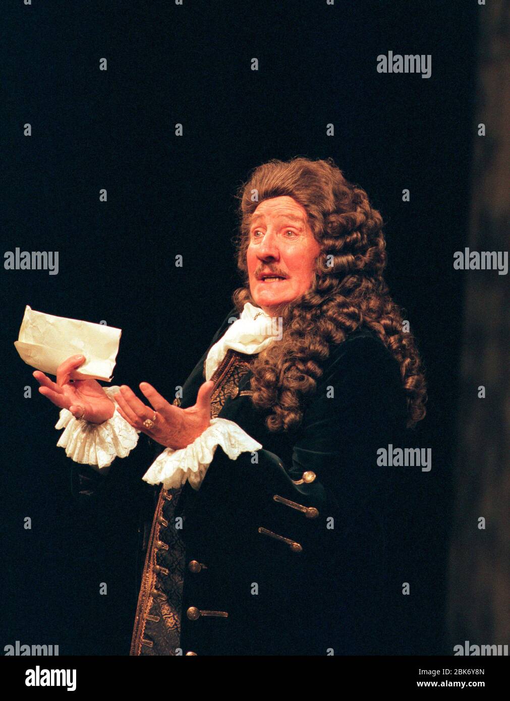 Leslie Phillips (Sir Sampson Legend) IN AMORE PER L'AMORE di William Congreve design: Tim Goodchild illuminazione: Nick Chelton coreografia: Lindsay Dolan regista: Ian Judge Chichester Festival Theatre, West Sussex, Inghilterra 27/04/1996 Foto Stock