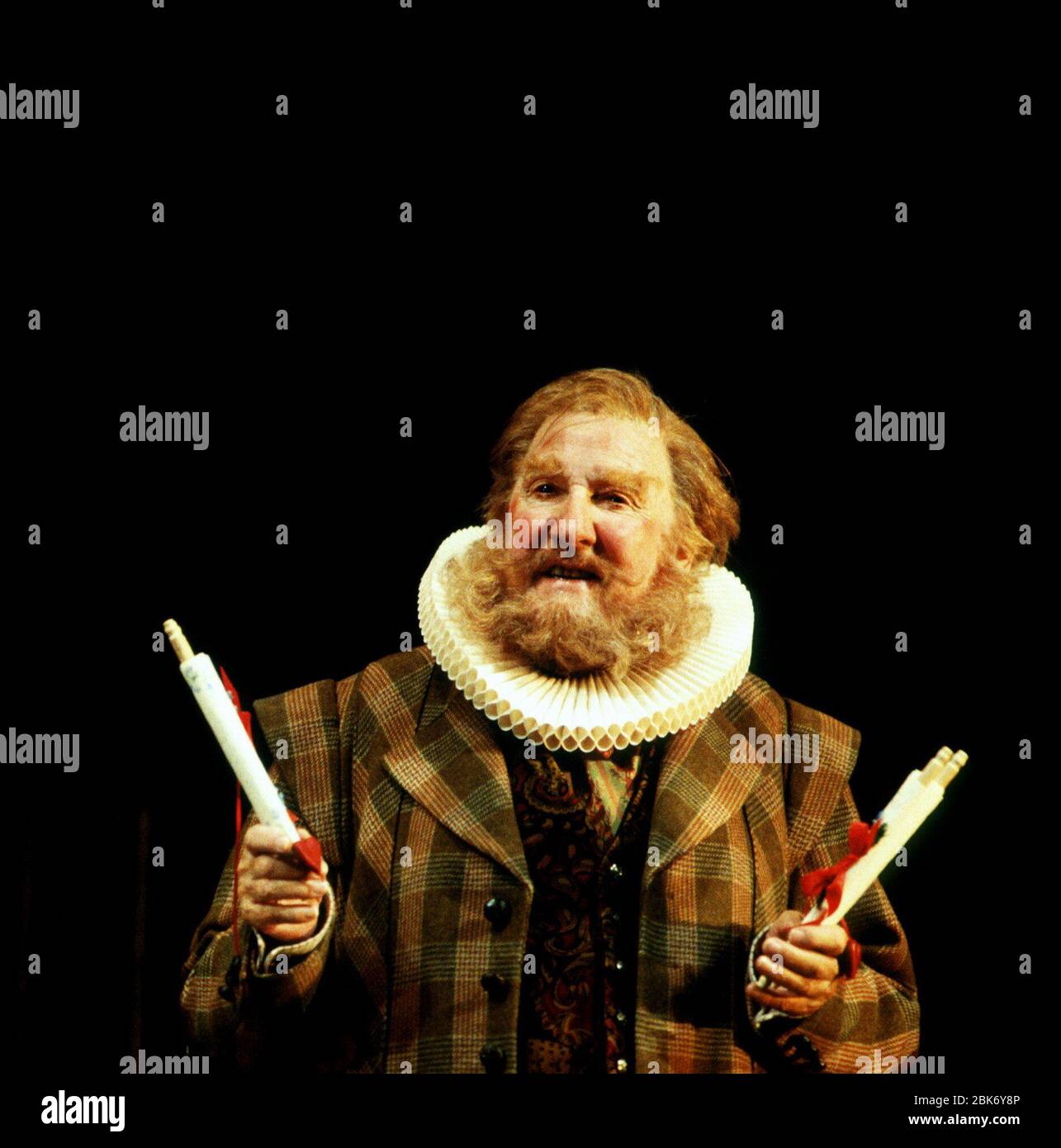 Leslie Phillips (Sir John Falstaff) nelle ALLEGRE MOGLI DI WINDSOR di Shakespeare Royal Shakespeare Company (RSC), Royal Shakespeare Theatre, Stratford-upon-Avon, Inghilterra 12/1996 Foto Stock