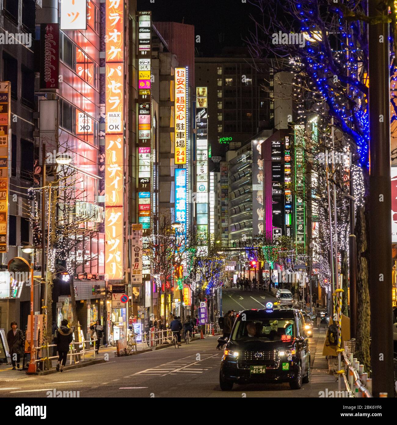 Shinjuku Street di notte, Tokyo, Giappone Foto Stock