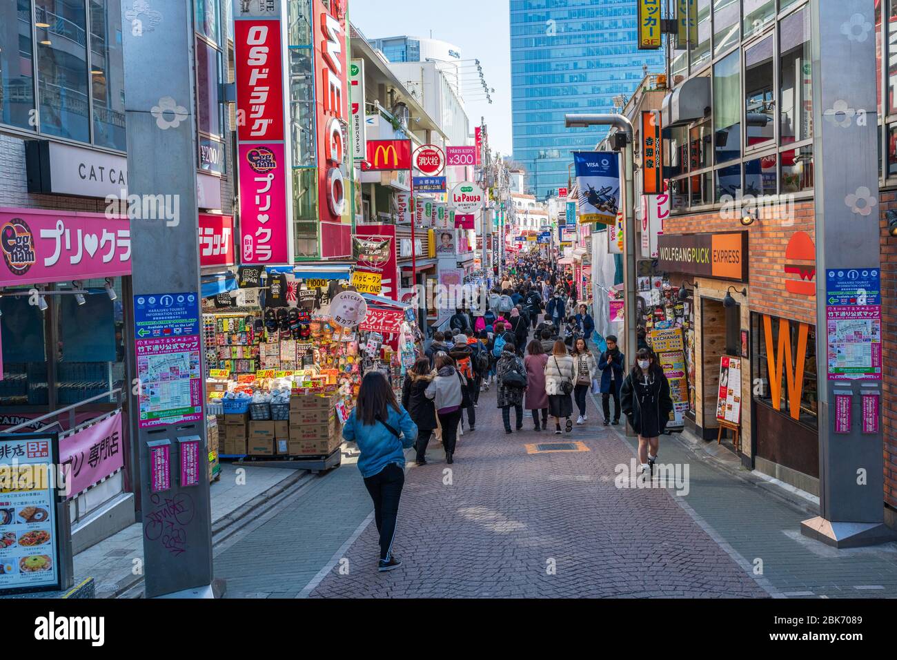 Takeshita Street occupato con la gente, Tokyo, Giappone Foto Stock