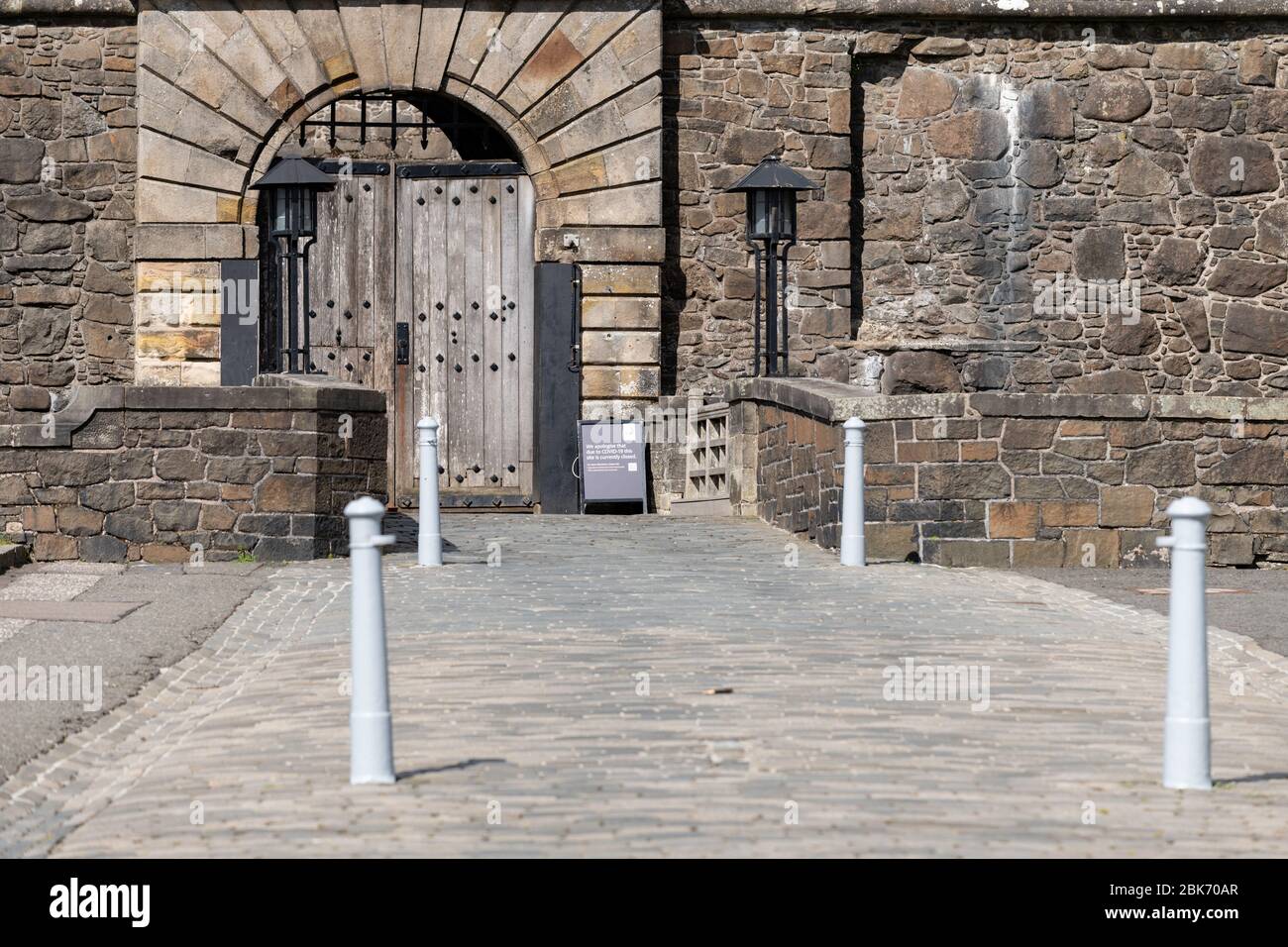 Cartello chiuso fuori dal Castello di Stirling durante il blocco della pandemia di coronavirus, Stirlingshire, Scozia, Regno Unito Foto Stock