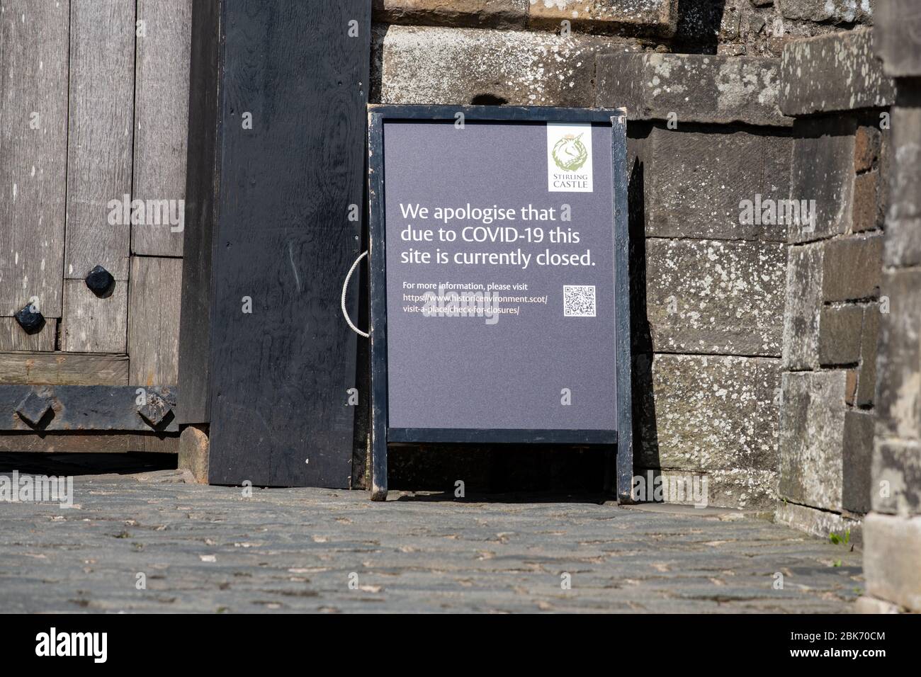 Cartello chiuso fuori dal Castello di Stirling durante il blocco della pandemia di coronavirus, Stirlingshire, Scozia, Regno Unito Foto Stock