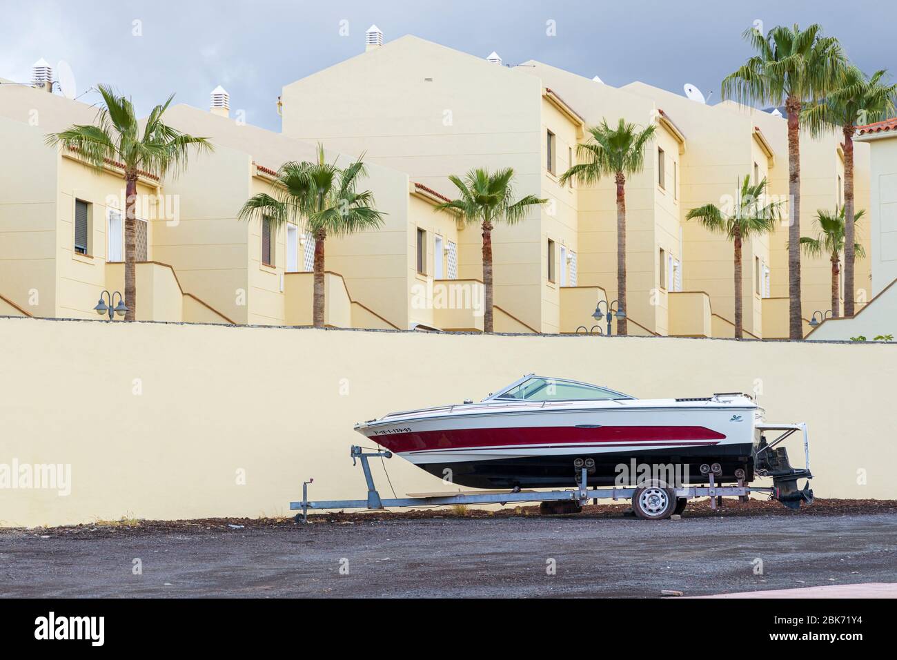 Motoscafo su un rimorchio parcheggiato accanto ad un complesso di appartamenti durante il covid 19 lockdown nella zona turistica di Costa Adeje, Tenerife, Canarie I. Foto Stock