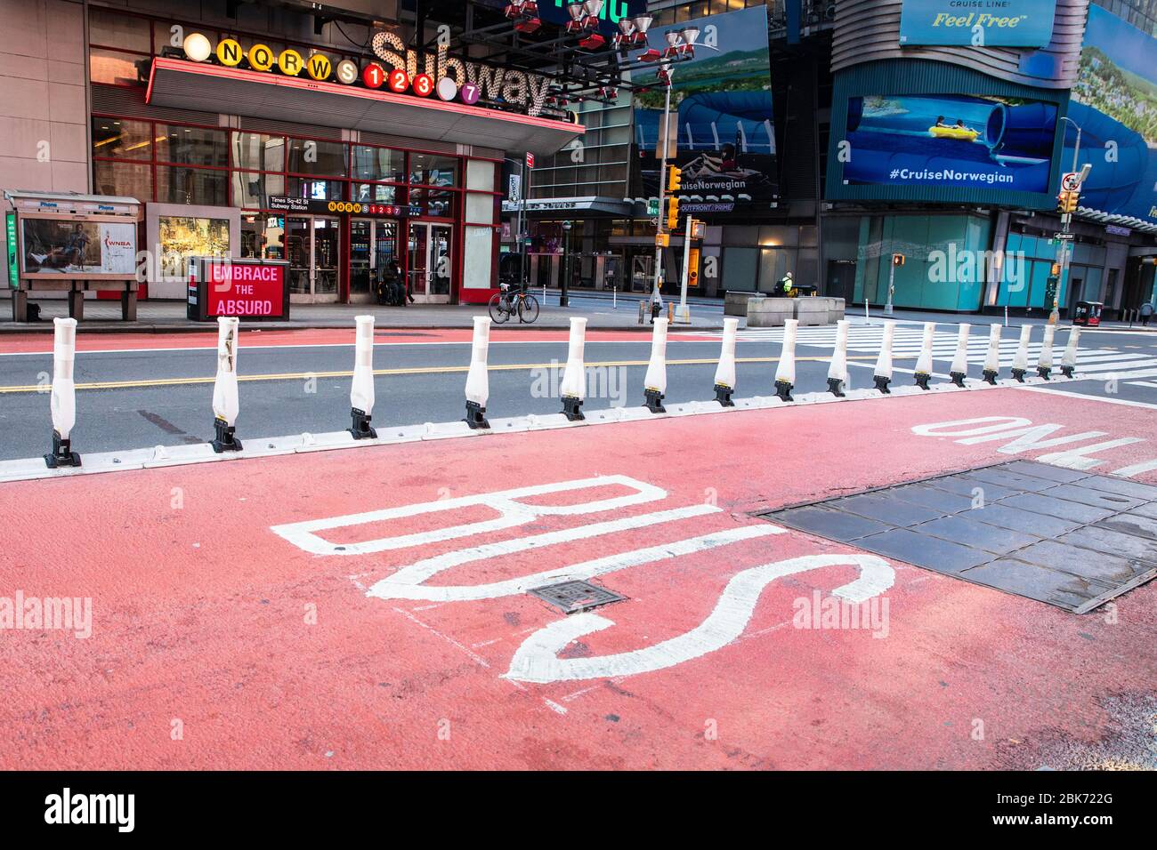 NEW YORK CITY - 19 APRILE 2020: Vista di strada vuota a Times Square, NYC a Manhattan durante il blocco pandemico di Coronavirus Covid-19. Foto Stock