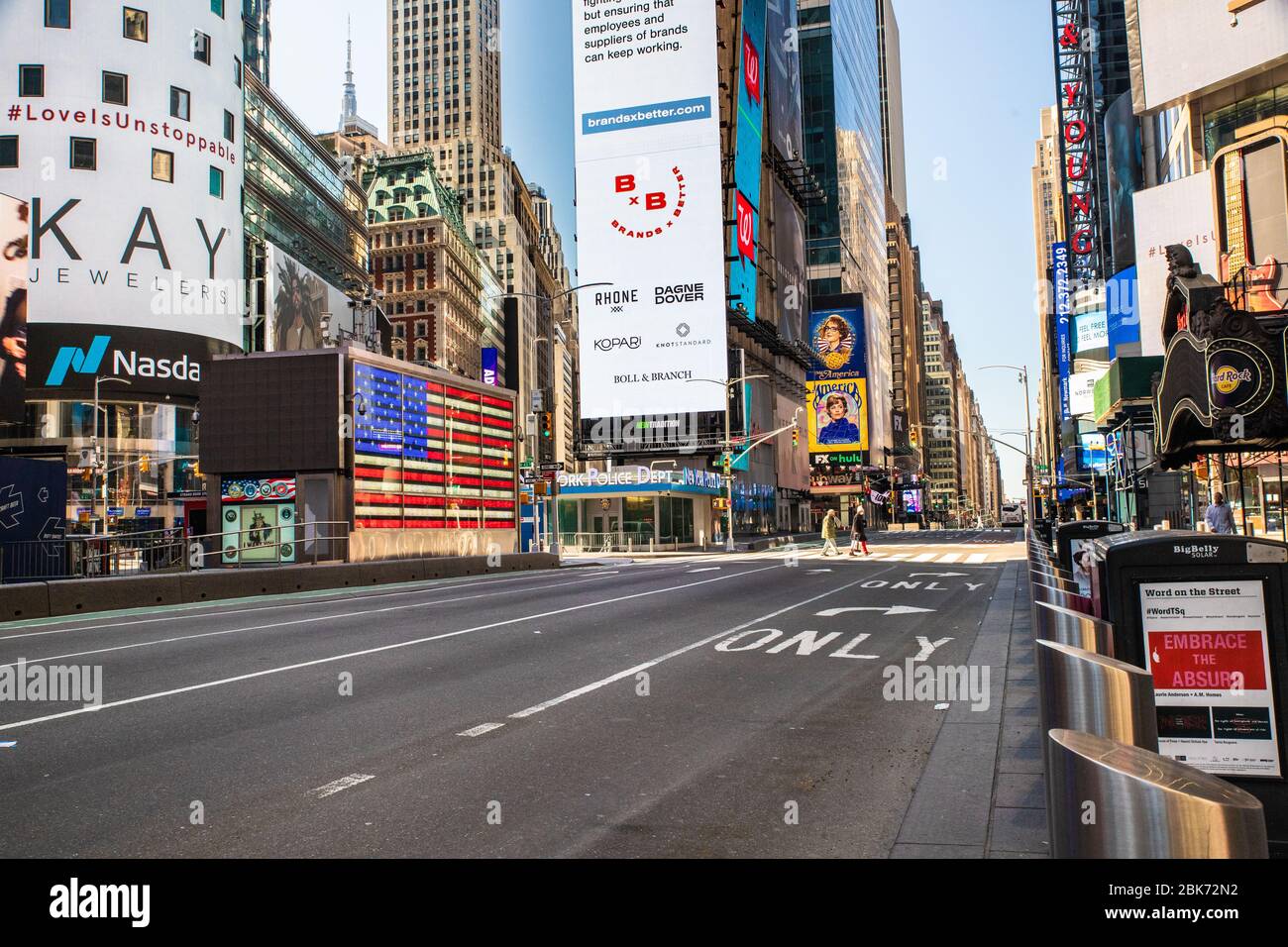 NEW YORK CITY - 19 APRILE 2020: Vista di strada vuota a Times Square, NYC a Manhattan durante il blocco pandemico di Coronavirus Covid-19. Foto Stock