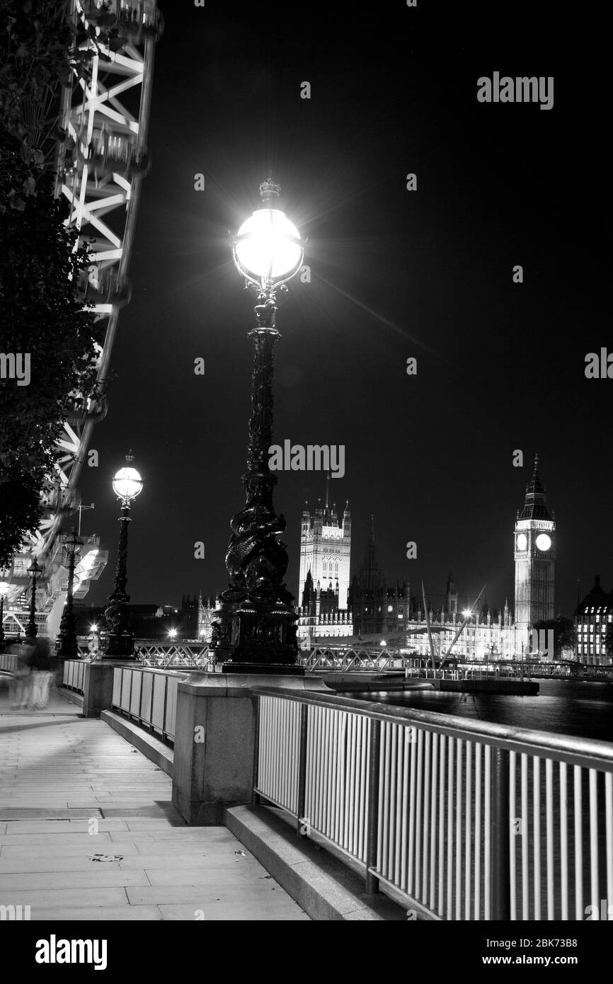 Ritratto in bianco e nero della South Bank di Londra con il Big ben e le Houses of Parliament Foto Stock