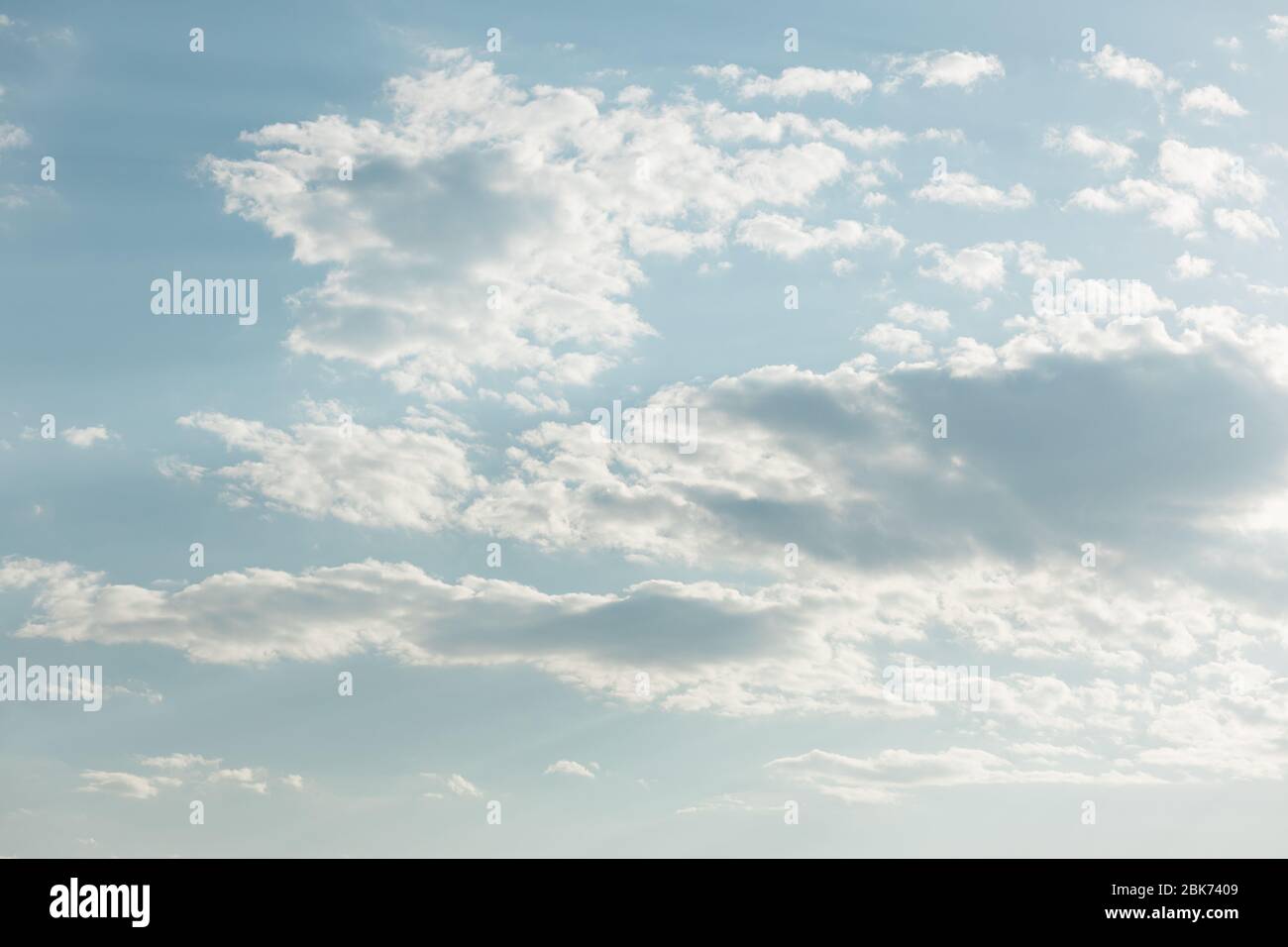 Bel paesaggio nuvoloso nel cielo blu Foto Stock