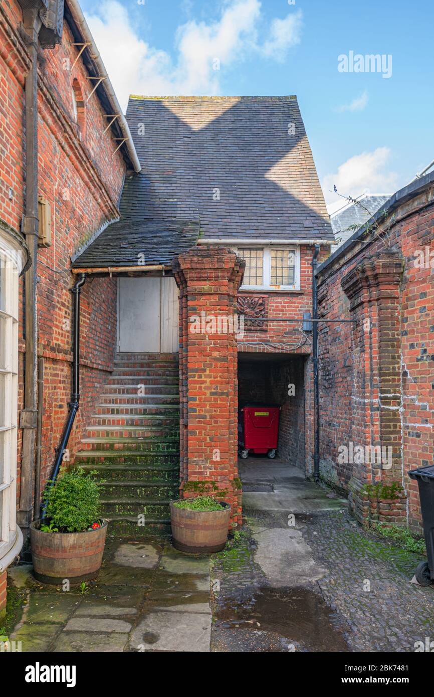 Ingresso a casa di mattoni inglesi generici in una piccola città nel Surrey, Inghilterra meridionale Foto Stock