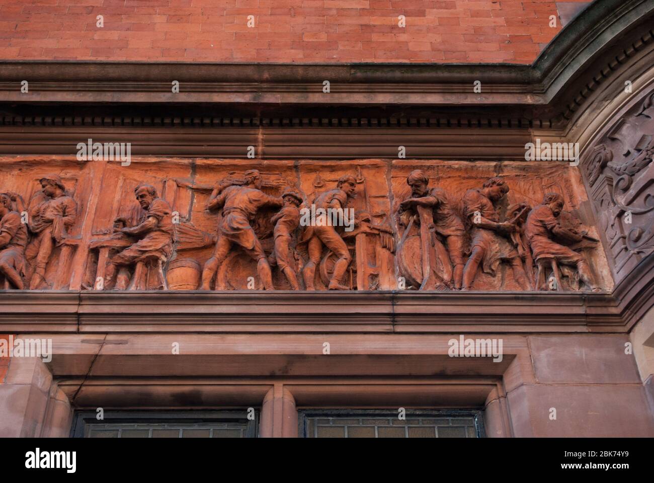 Fregio Red Brick architettura classica ornamentale vittoriana tradizionale 19 ° secolo Cutlers Hall, 4 Warwick Ln, Londra EC4M di MR. T. Tayler Smith Foto Stock