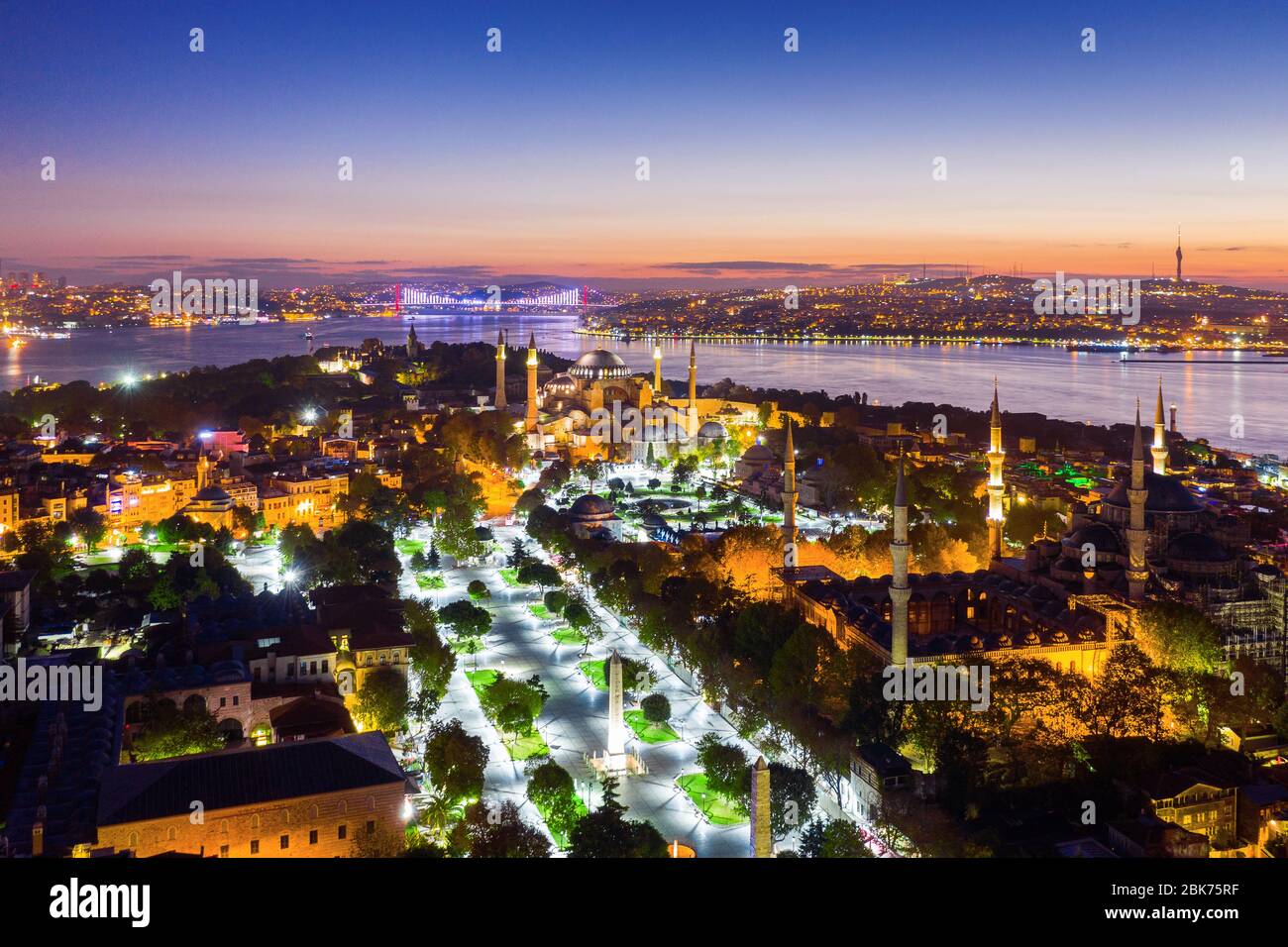 Vista aerea della città di Istanbul e di Hagia sophia di notte in Turchia. Foto Stock