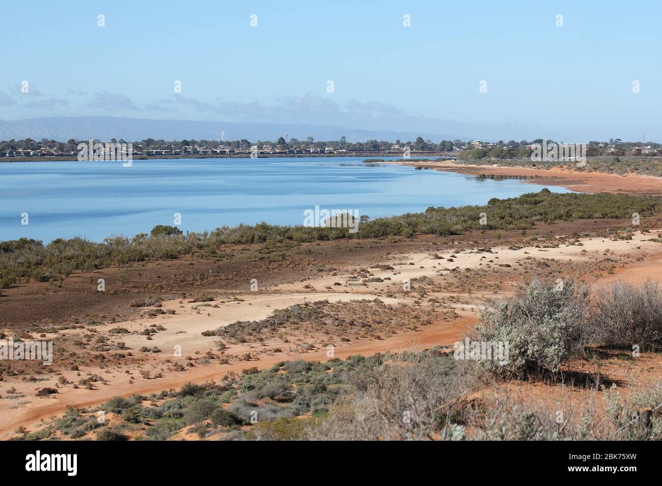 Vista dalla scogliera rossa verso Port Augusta, Australia del Sud, con vista sul golfo di Spencer Foto Stock