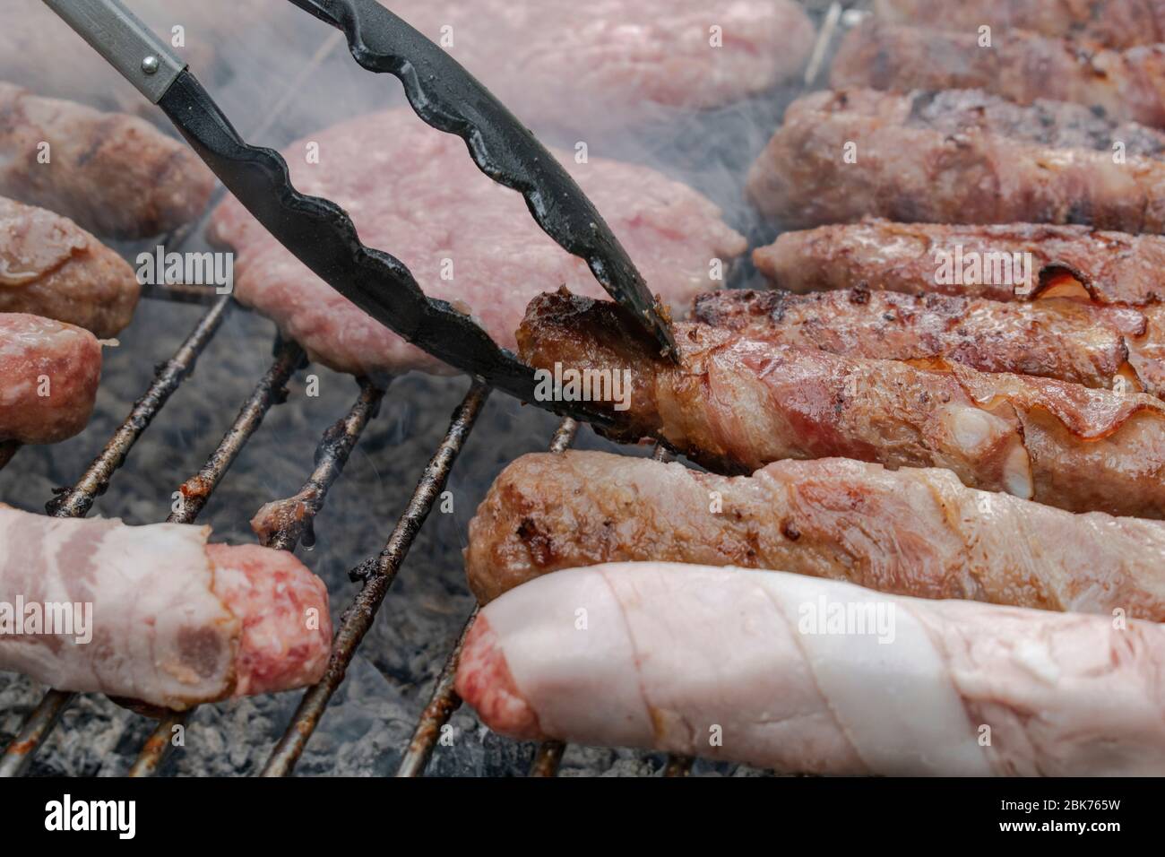 Chevapchichi e hamburger alla griglia, primo piano Foto Stock
