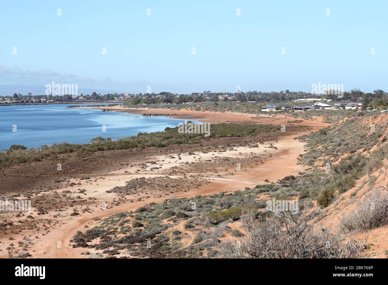 Vista dalla scogliera rossa verso Port Augusta, Australia del Sud, con vista sul golfo di Spencer Foto Stock