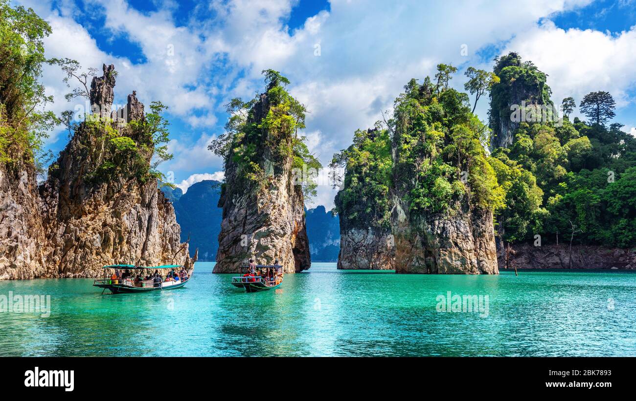 Belle montagne Ratchaprapha diga a Khao Sok National Park, Surat Thani Provincia, Thailandia. Foto Stock