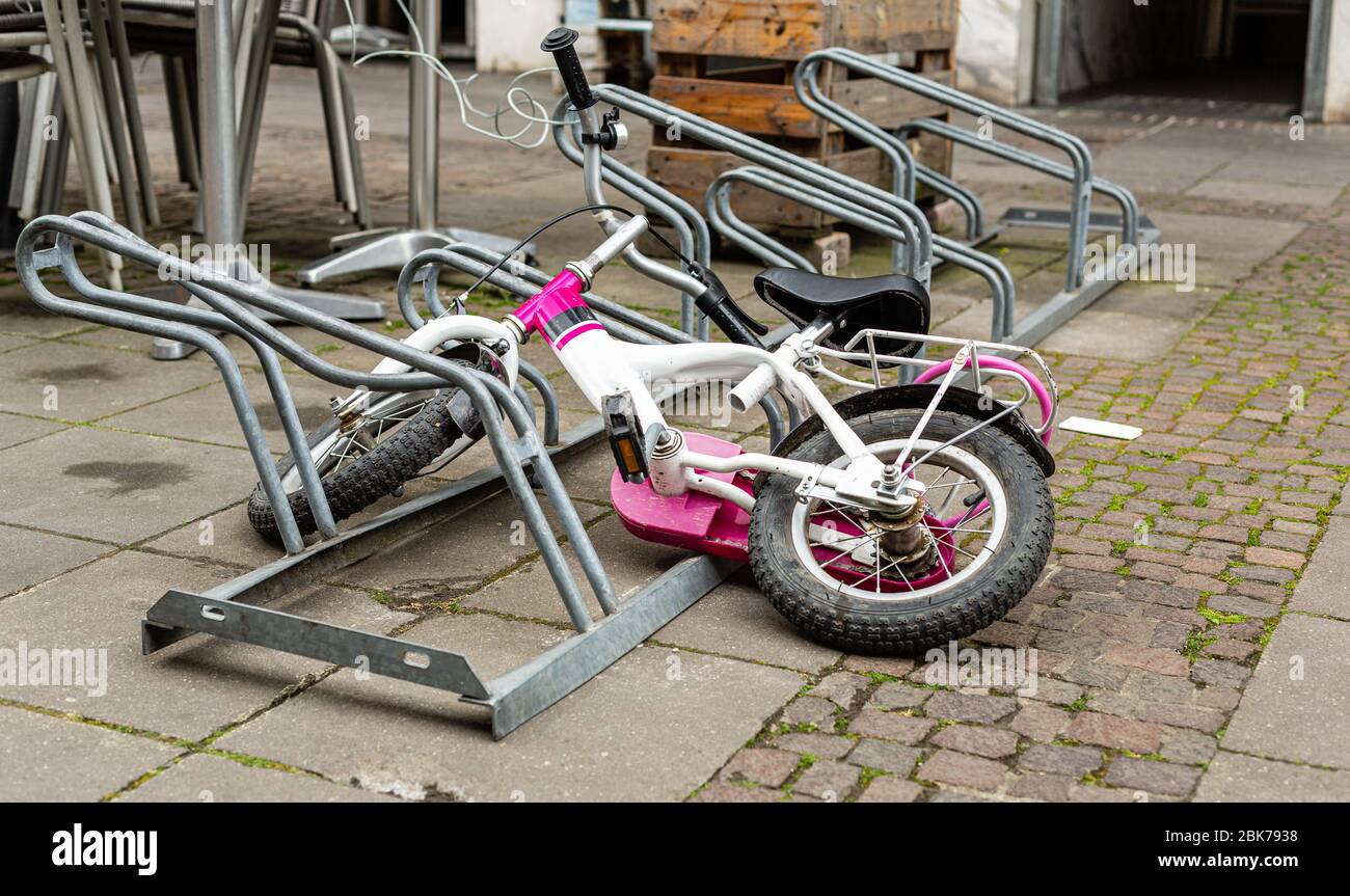 Biciclette per bambini nel parcheggio. Trasporto in città. Foto Stock