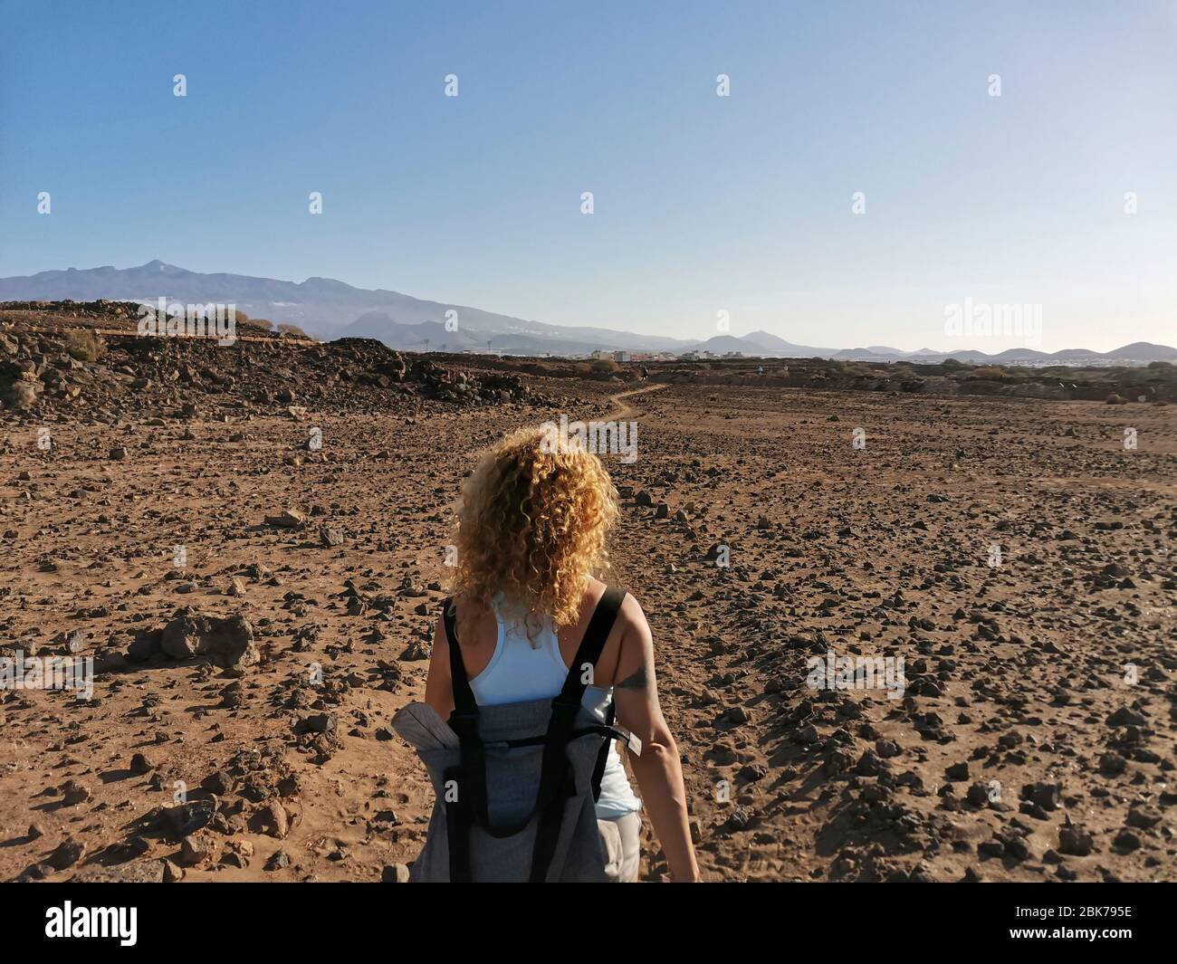 Persone attive stile di vita a piedi nel parco naturale deserto selvaggio - attività di svago natura all'aperto e scoprire con l'avventura il concetto del mondo - tener Foto Stock