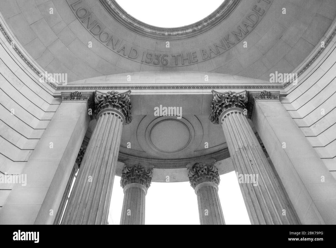 Architettura neoclassica classica Portico Corinthian Columns Bank of England, Threadneedle Street, London, EC2R 8AH di Sir John Soane B&W. Foto Stock