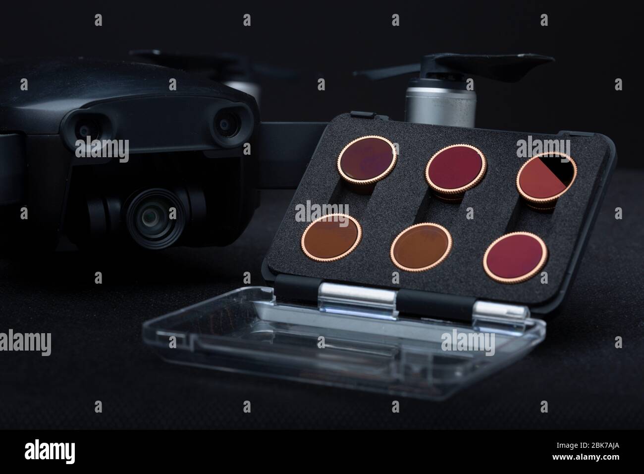 Primo piano di una custodia piccola con set di filtri polarizzanti e densità neutra per la telecamera del drone a quadricottero DJI Mavic Air presente dietro Foto Stock