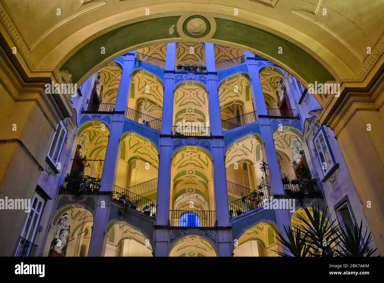 L'architettura neoclassica di un edificio storico nella città di Napoli Foto Stock