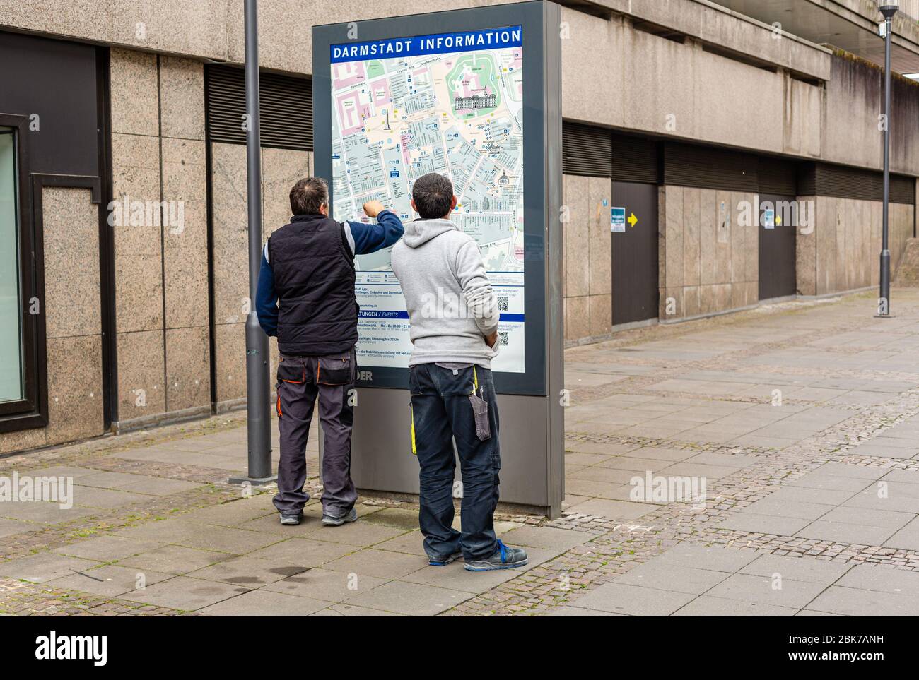 Pianta della città . Un tour del centro. Ricerca mappa. La gente sta cercando un indirizzo. Foto Stock