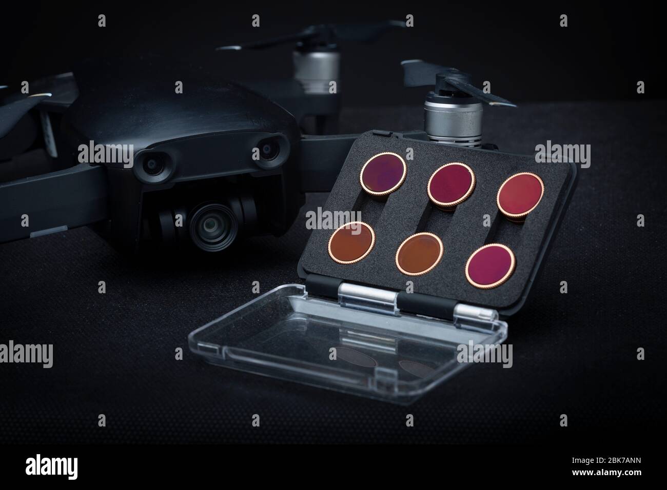 Set di filtri polarizzatori e densità neutra per la telecamera del drone DJI Mavic Air quadcopter. Studio a vita bassa Foto Stock
