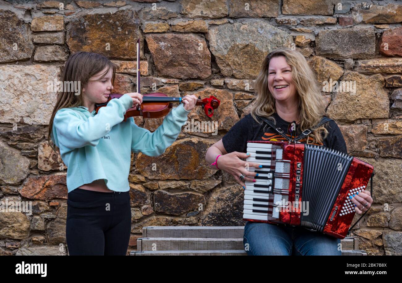 Camptoun, East Lothian, Scozia, Regno Unito. 2 maggio 2020. Una comunità in blocco: I residenti in una piccola comunità rurale mostrano come è la vita in blocco per loro. Nella foto: AVA, di 10 anni, e sua madre, Harley, musicista, suonano il violino e la fisarmonica nel brano "Domedove Over the Rainbow" Foto Stock