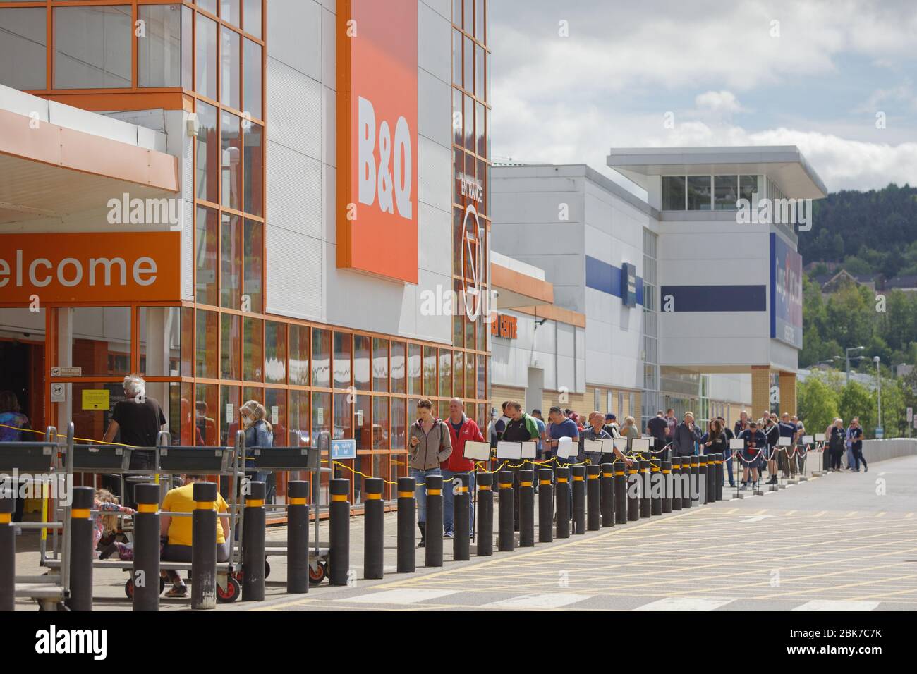 Una lunga fila di acquirenti fuori dal negozio B&Q di Swansea Foto Stock