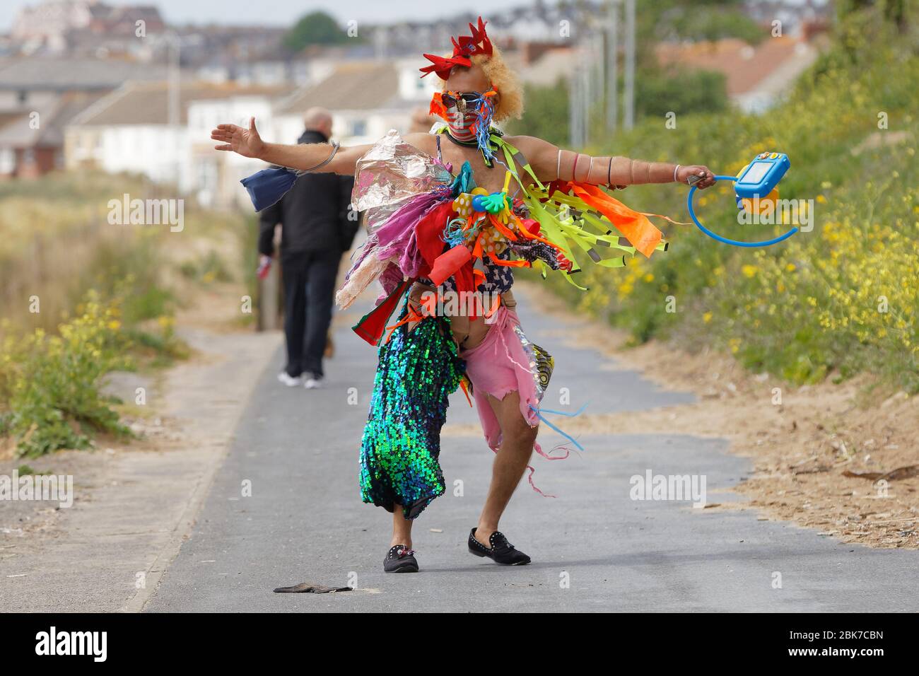 Un uomo conosciuto come Tam danze sul percorso a Swansea Bay Foto Stock