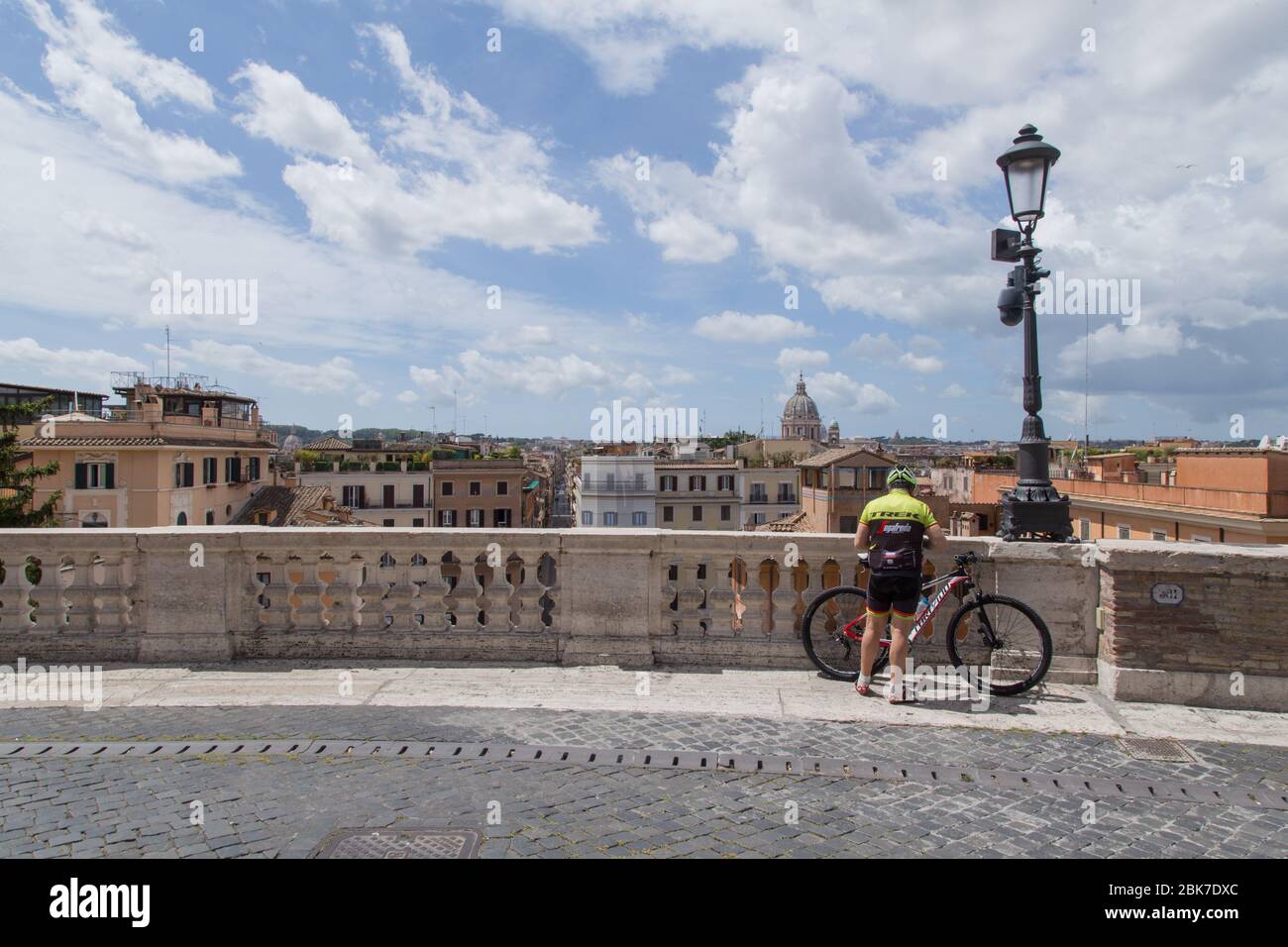 Roma, Italia. 02 maggio 2020. Un ciclista sulla terrazza di Trinità dei Monti (Foto di Matteo Nardone/Pacific Press) Credit: Pacific Press Agency/Alamy Live News Foto Stock