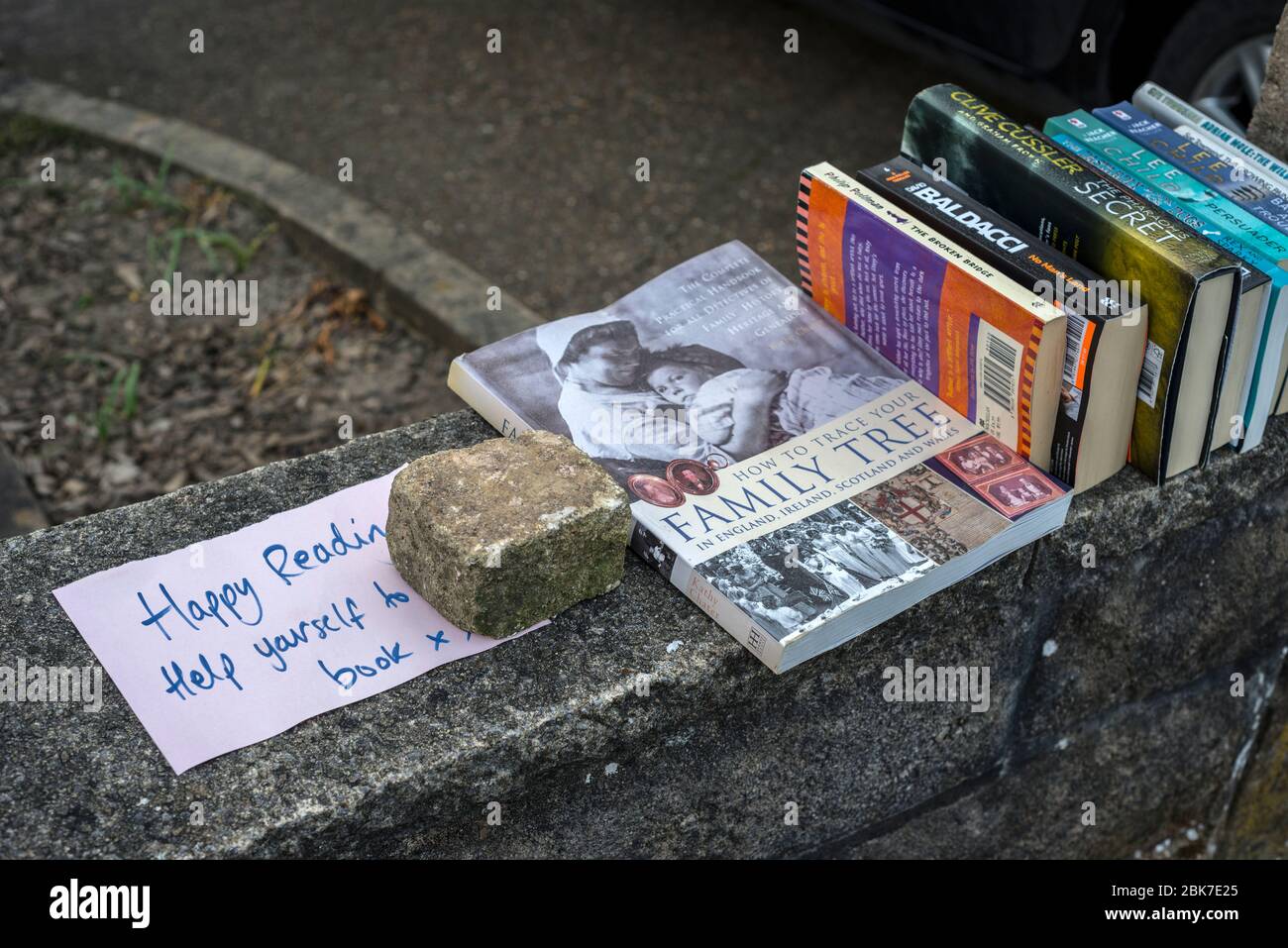 Libri gratuiti sul muro del giardino per la lettura di Lockdown Foto Stock