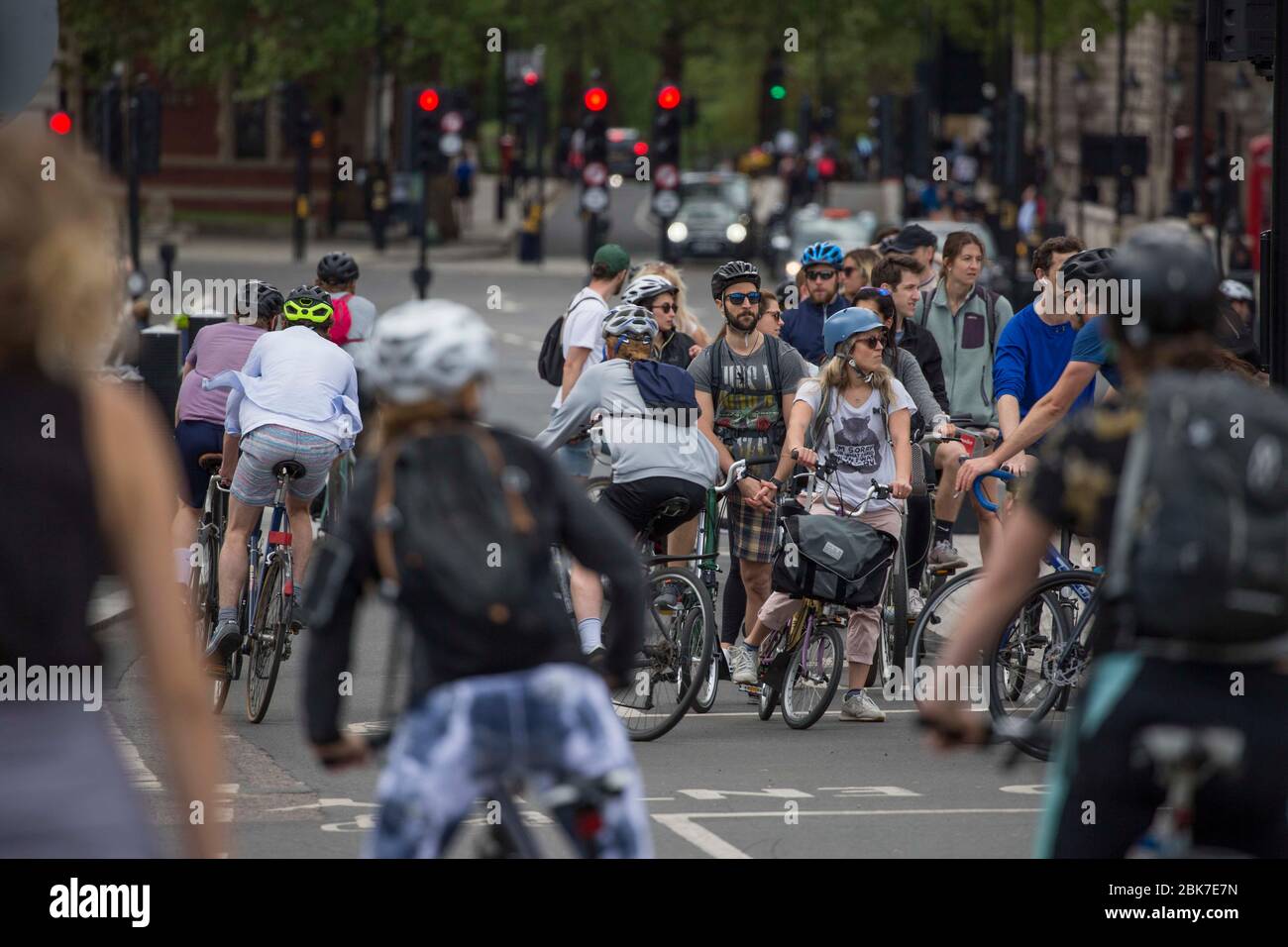 Londra, Regno Unito. 2 maggio 2020. Il primo sabato di maggio, i membri del pubblico sono visti in bicicletta presso la Piazza del Parlamento di Londra. La società è stata ordinata a rimanere a casa e a limitare i contatti sociali. A causa dell'insorgenza di coronavirus è consentito solo il viaggio essenziale. Credit: Marcin Nowak/Alamy Live News Foto Stock