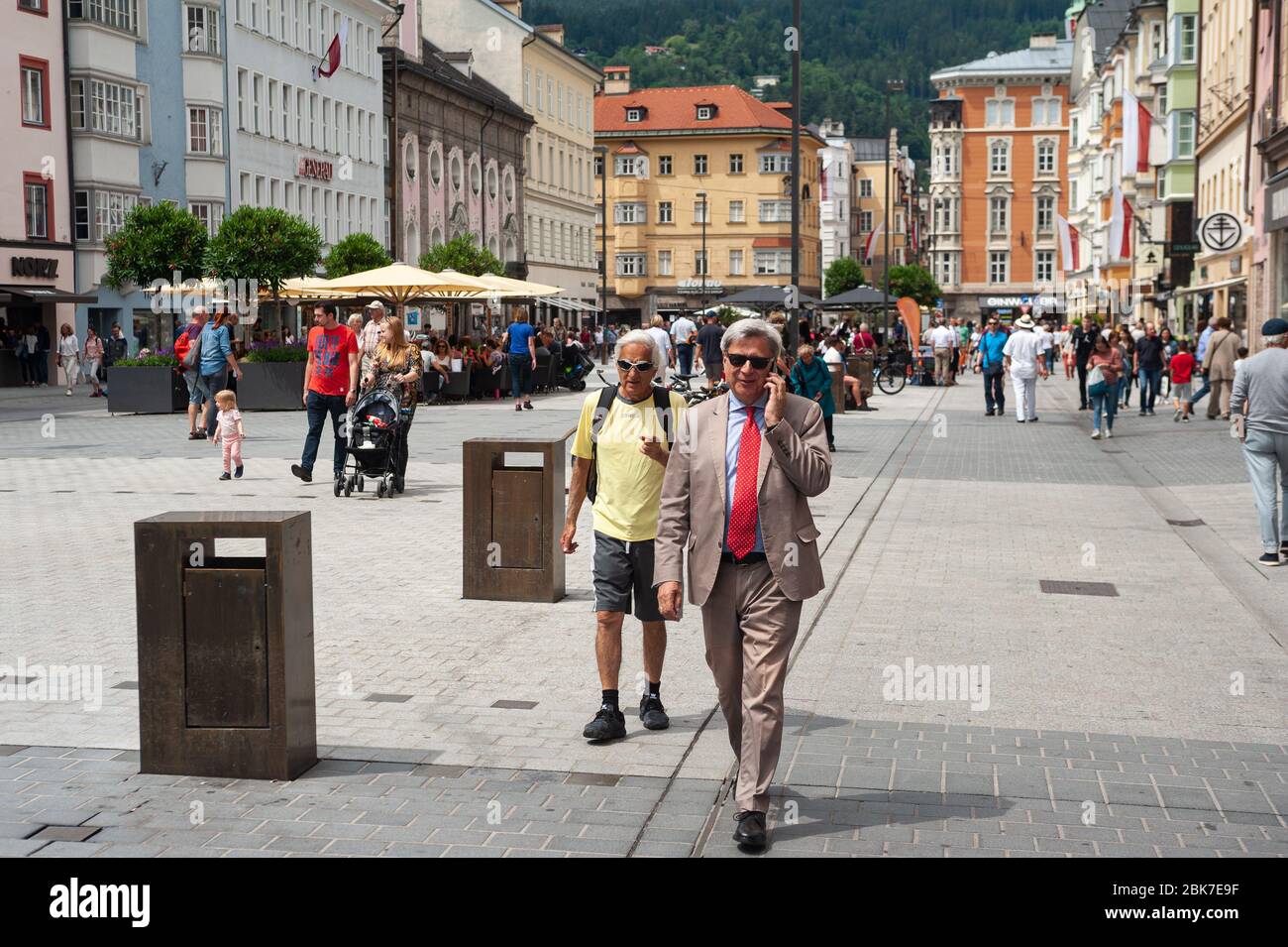 22.06.2019, Innsbruck, in Tirolo, Austria, Europa - Persone lungo Maria-Theresien-Strasse, zona pedonale nel centro della citta'. Foto Stock