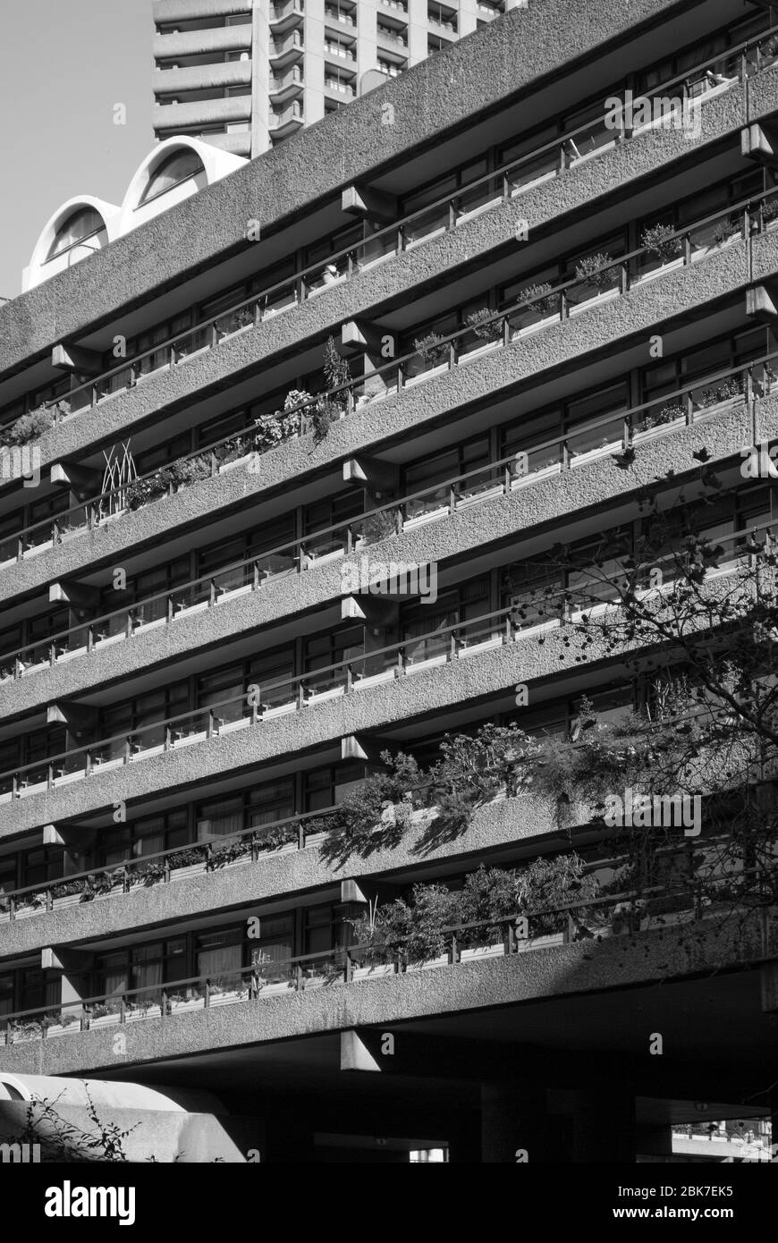 Concrete anni '60 architettura Brutalista Barbican Estate di Chamberlin Powell e Bon Architects Ove Arup su Silk Street, Londra Foto Stock