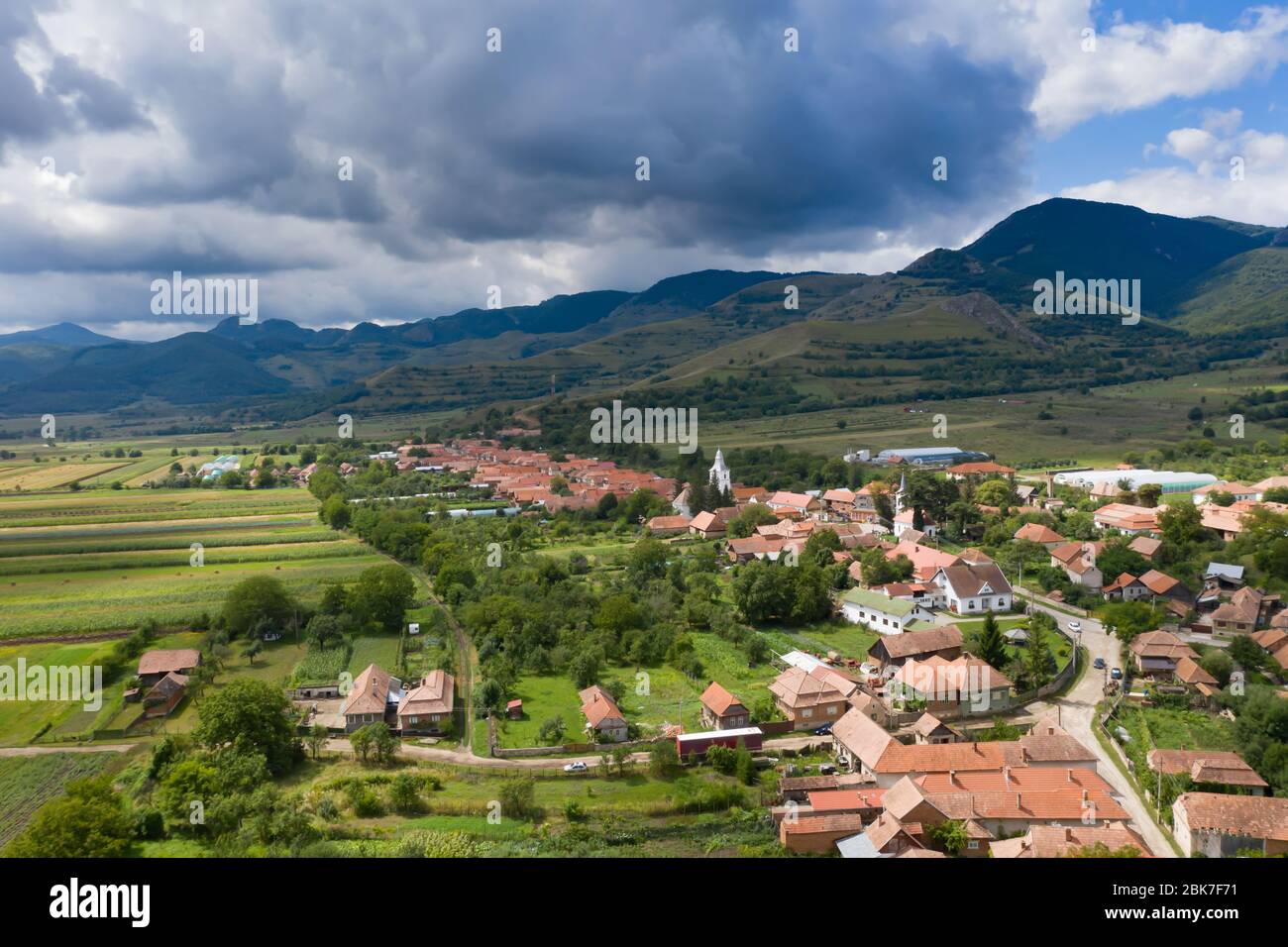 Immagine aerea del drone del villaggio di Coltesti (Torockoszentgyorgy), Transilvania, Romania. Foto Stock