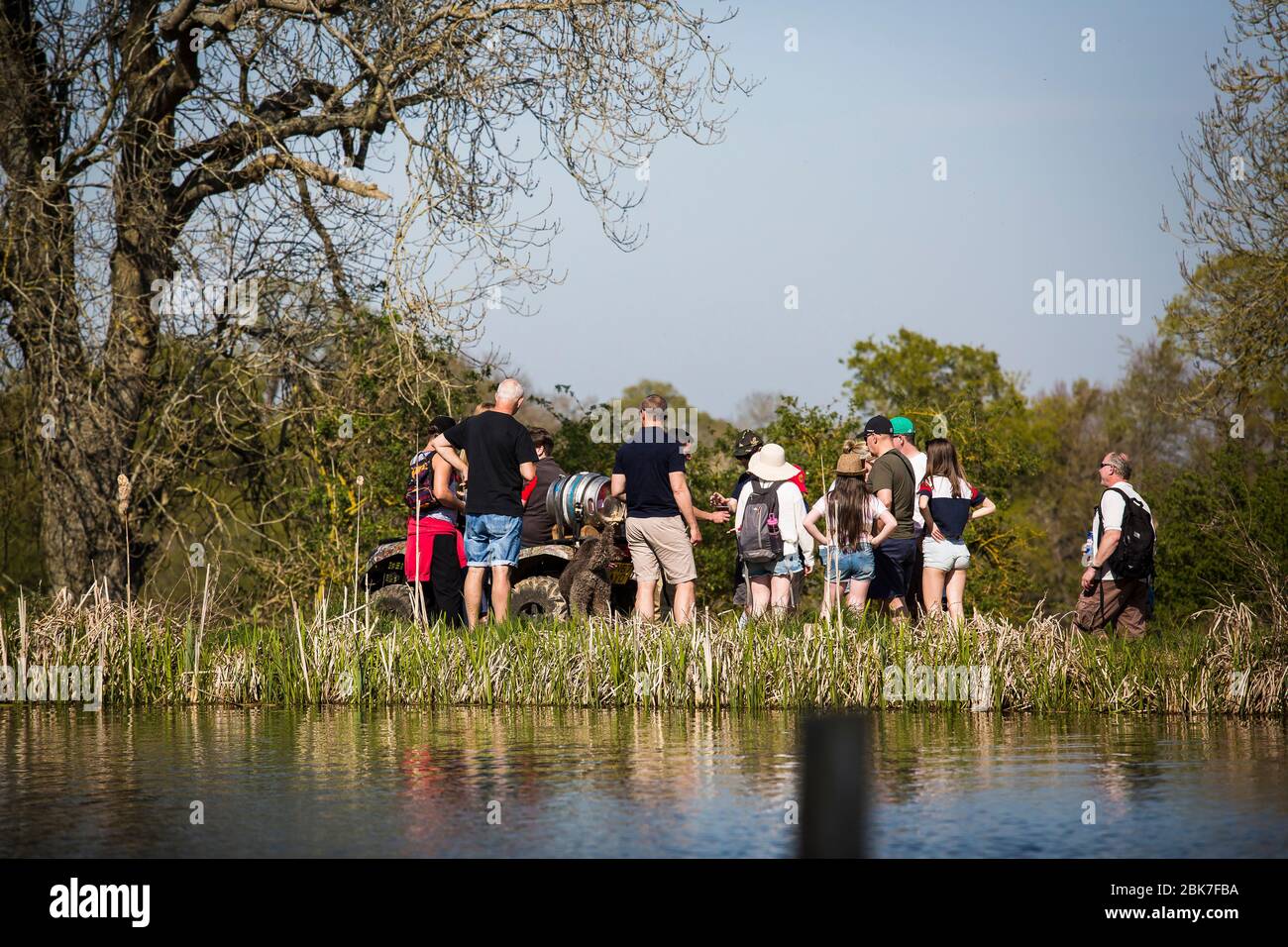 Chiddingstone Real Football, un 100 una partita di calcio / rugby tra 2 pub - il Rock Inn e il Castle Inn Kent UK Foto Stock